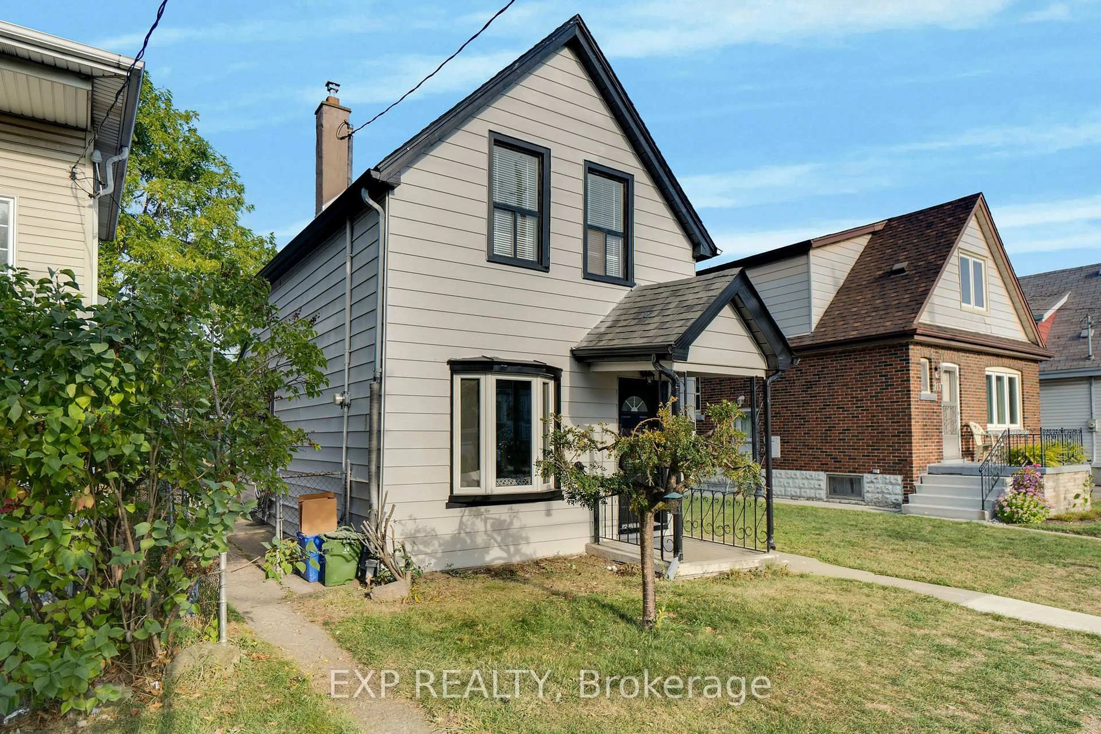 A pic from outside/outdoor area/front of a property/back of a property/a pic from drone, street for 217 Fairfield Ave, Hamilton Ontario L8H 5H5