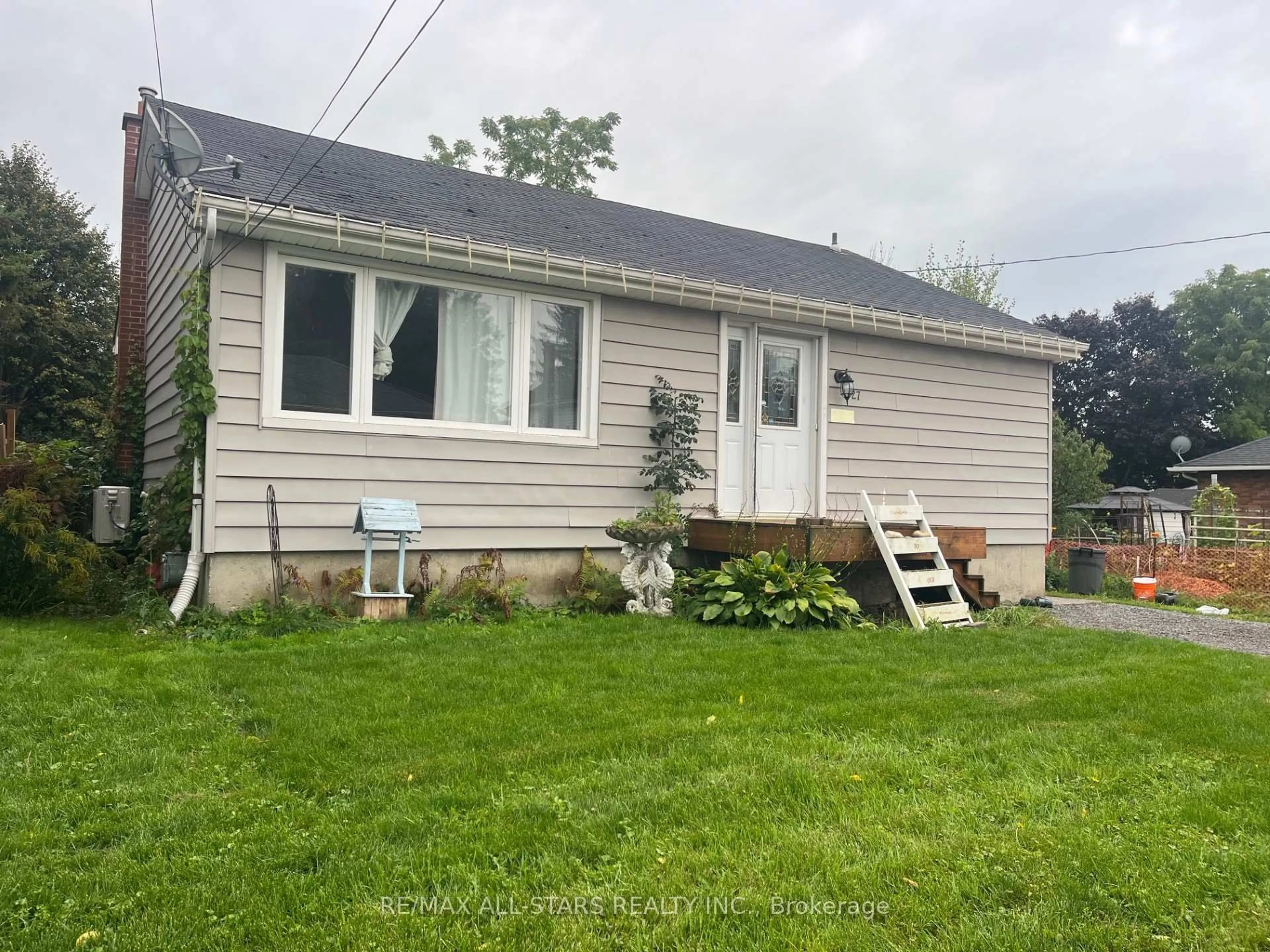 Home with vinyl exterior material, street for 27 Margaret St, Port Hope Ontario L1A 1Y4