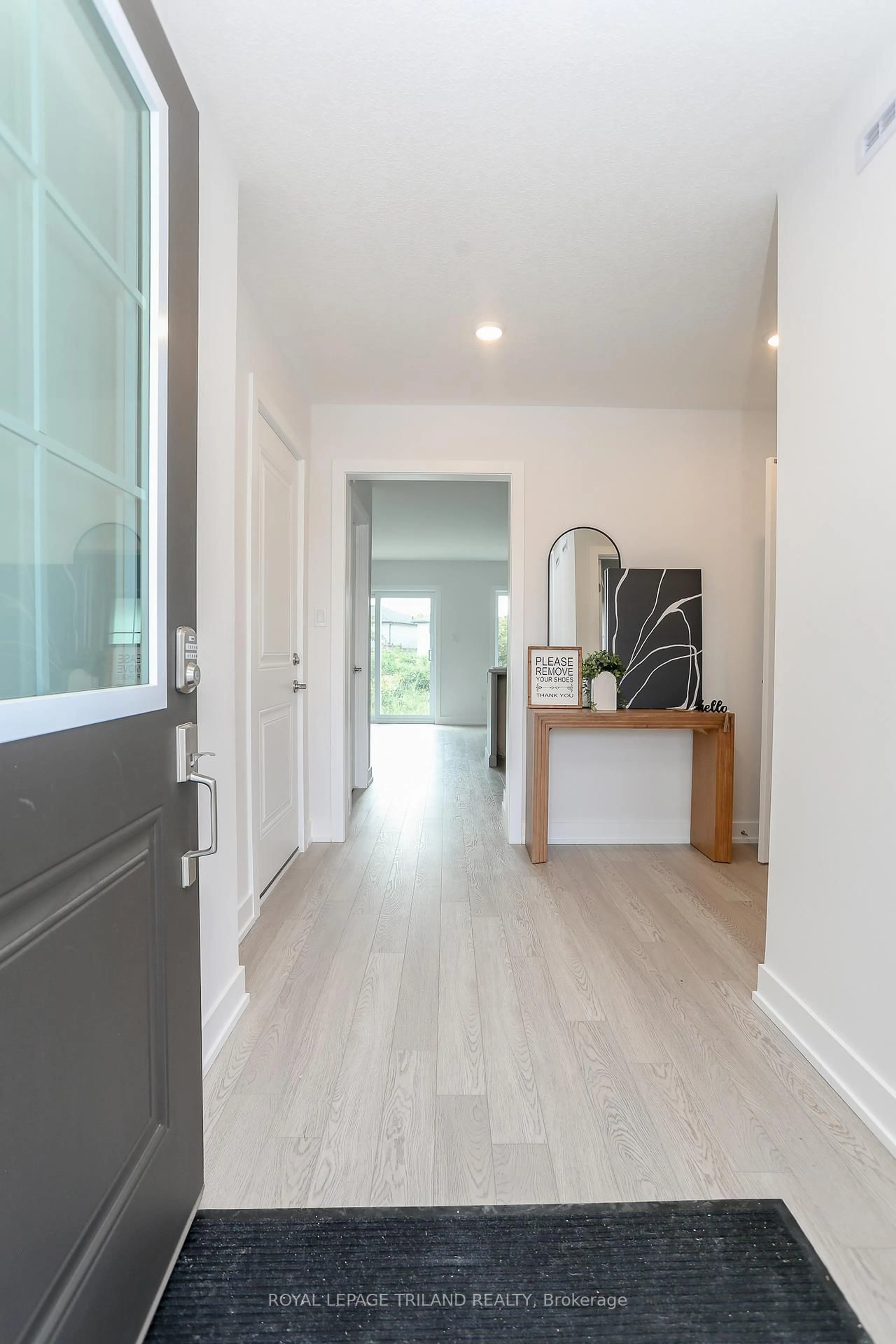 Indoor entryway for 24 HARROW Lane, St. Thomas Ontario N5R 0P3
