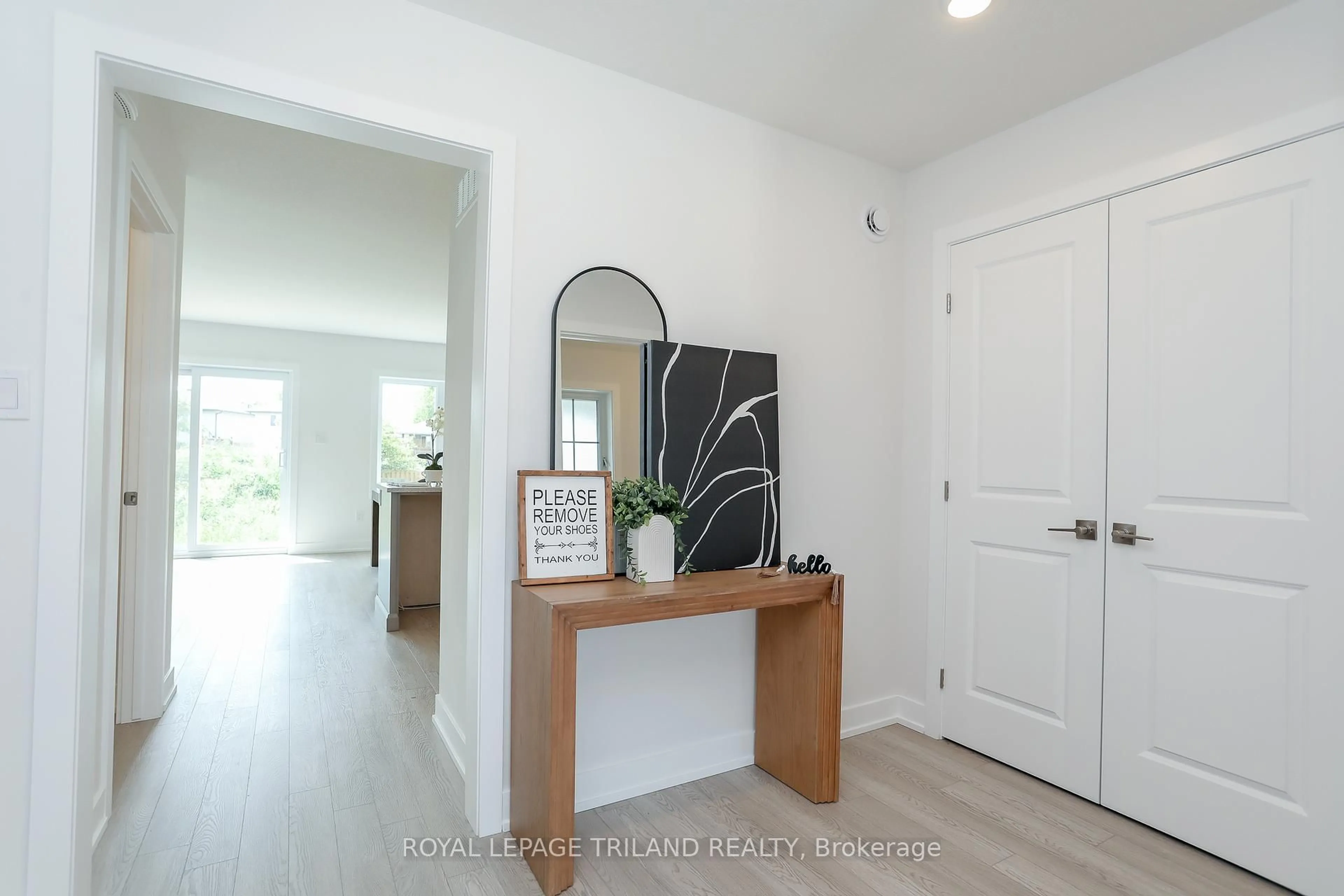 Indoor entryway for 24 HARROW Lane, St. Thomas Ontario N5R 0P3