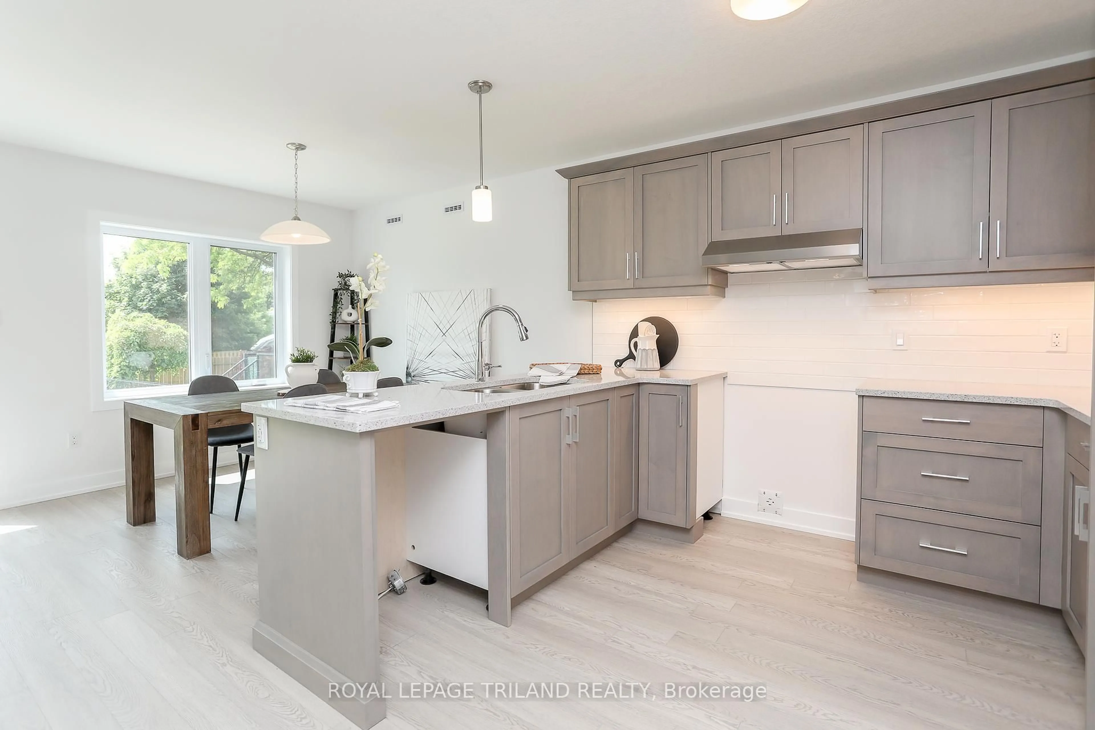 Contemporary kitchen, ceramic/tile floor for 24 HARROW Lane, St. Thomas Ontario N5R 0P3
