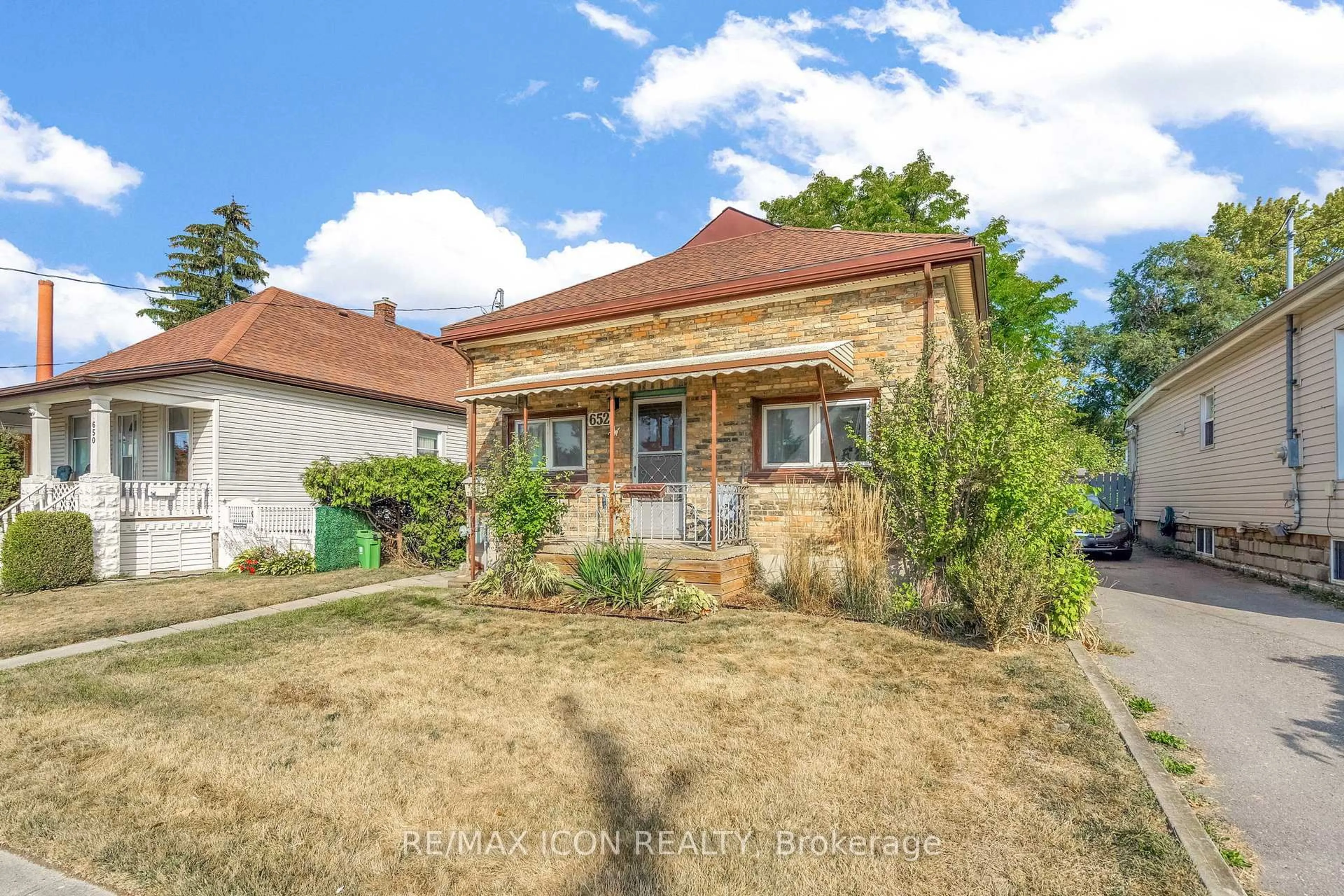 A pic from outside/outdoor area/front of a property/back of a property/a pic from drone, street for 652 Trafalgar St, London East Ontario N5Z 1E4