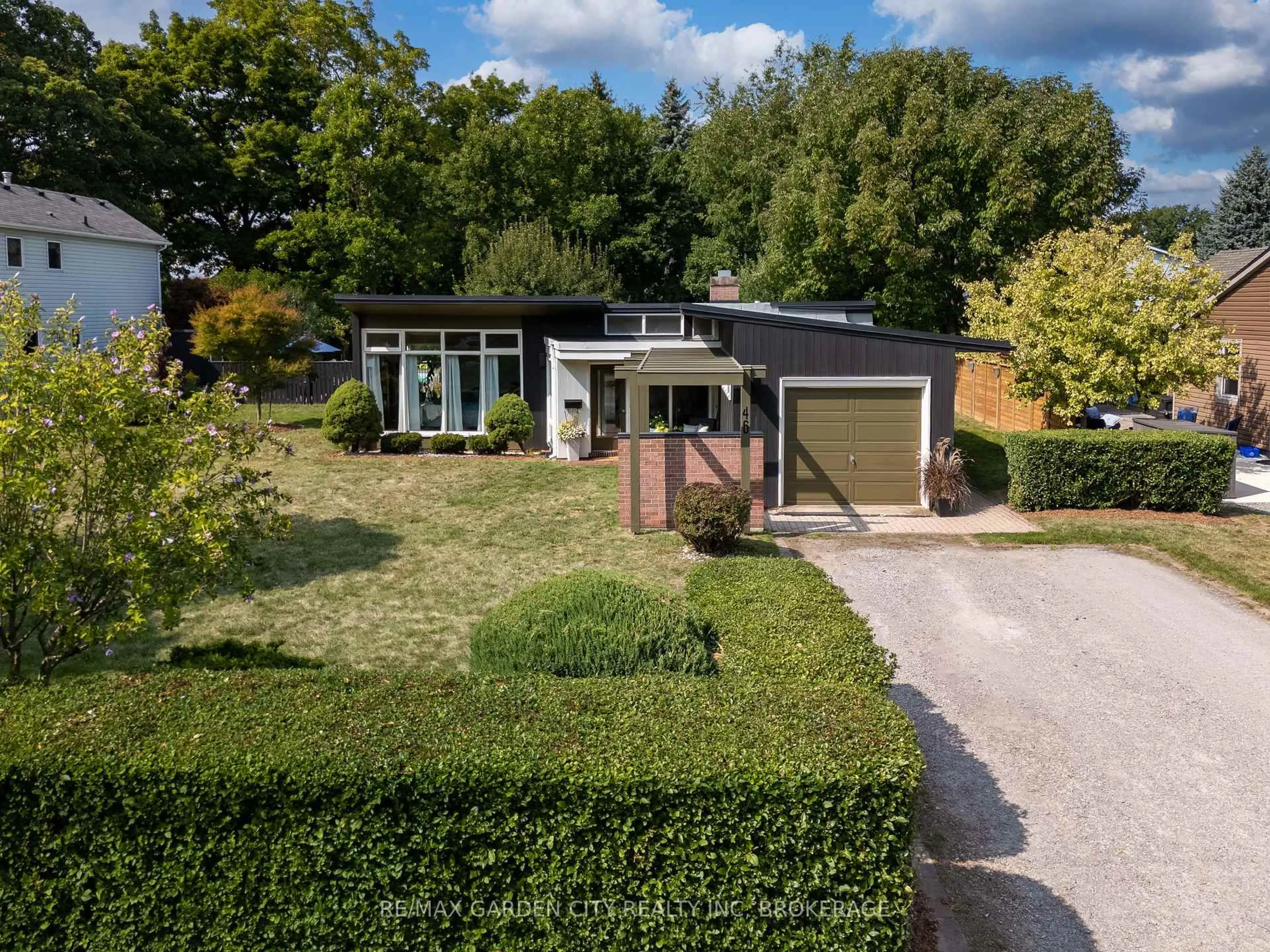 A pic from outside/outdoor area/front of a property/back of a property/a pic from drone, street for 46 HENLEY Dr, St. Catharines Ontario L2N 4A9