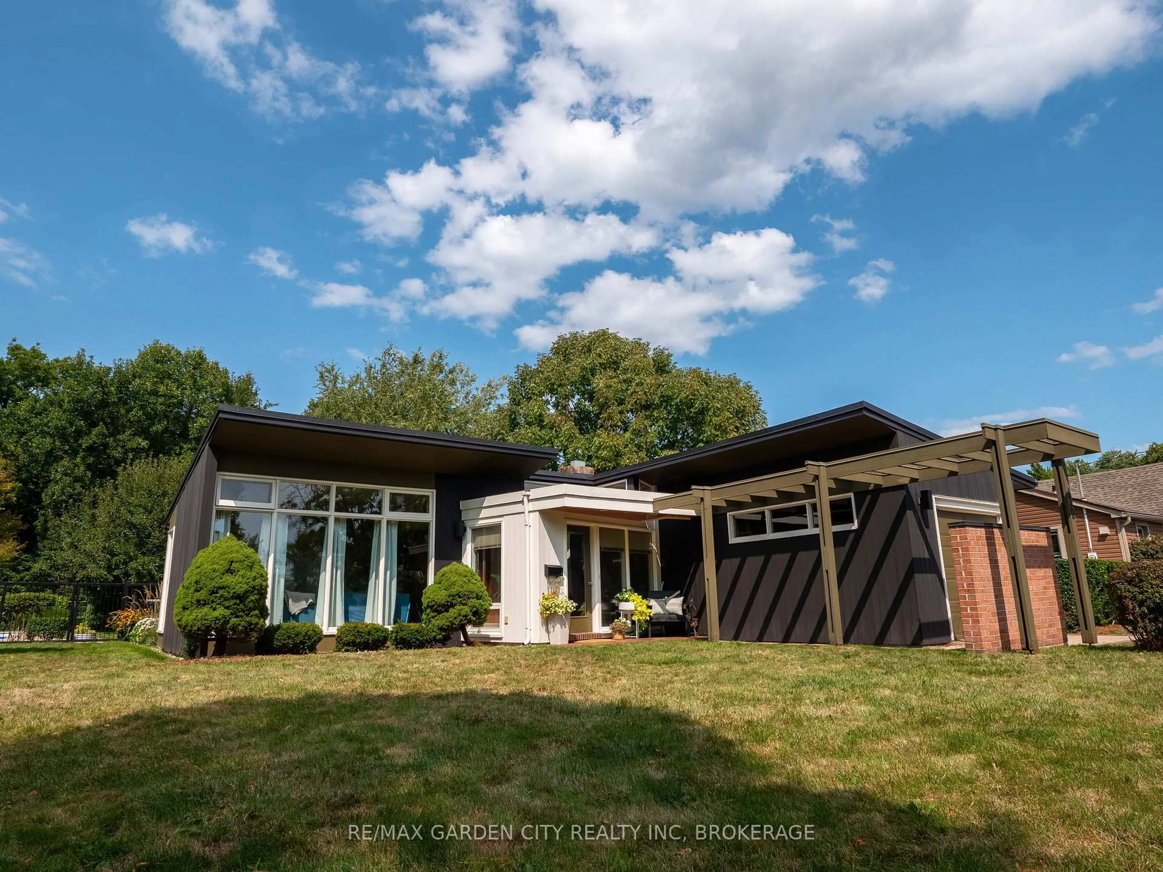Home with vinyl exterior material, unknown for 46 HENLEY Dr, St. Catharines Ontario L2N 4A9