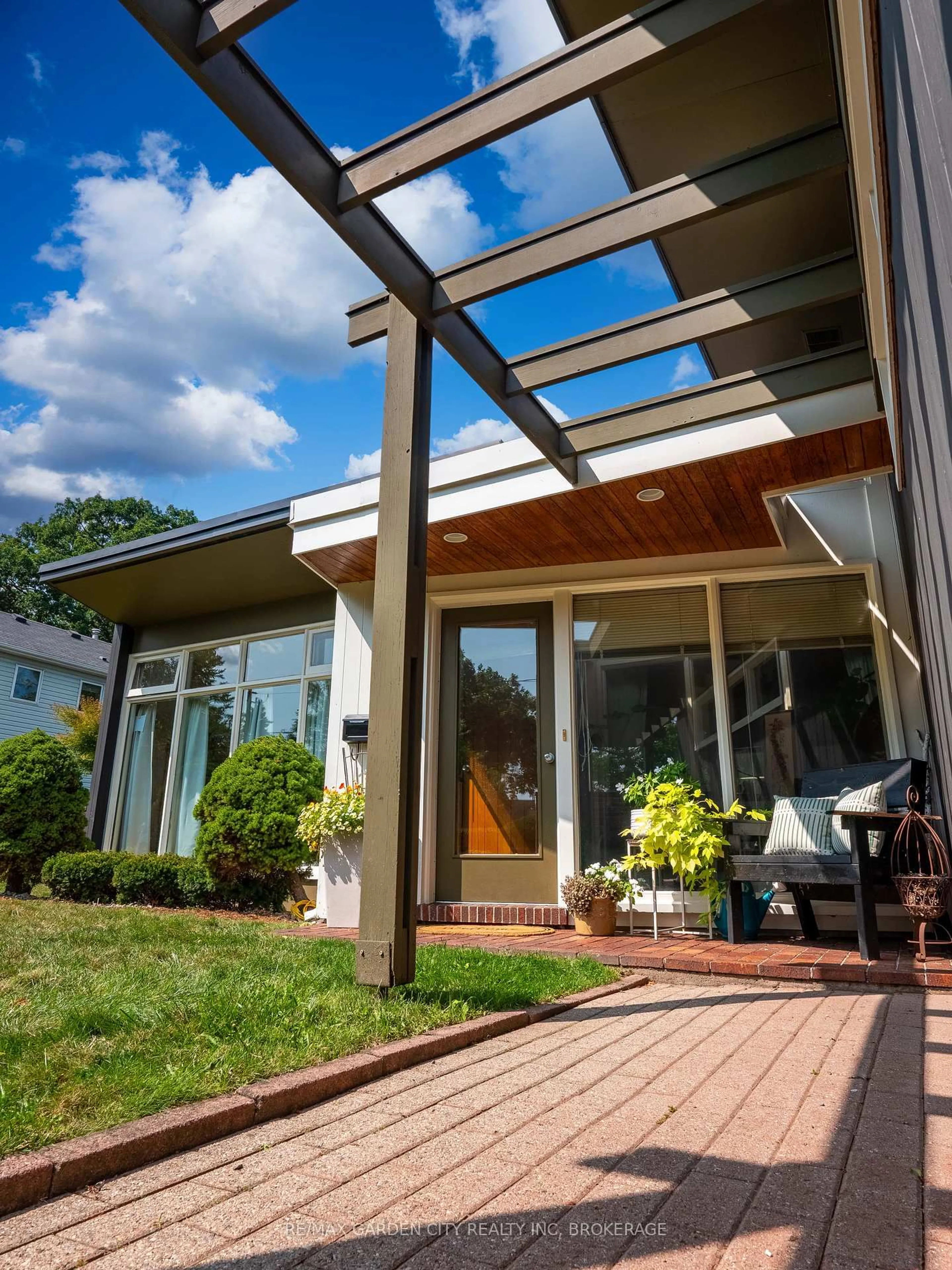 Home with vinyl exterior material, street for 46 HENLEY Dr, St. Catharines Ontario L2N 4A9