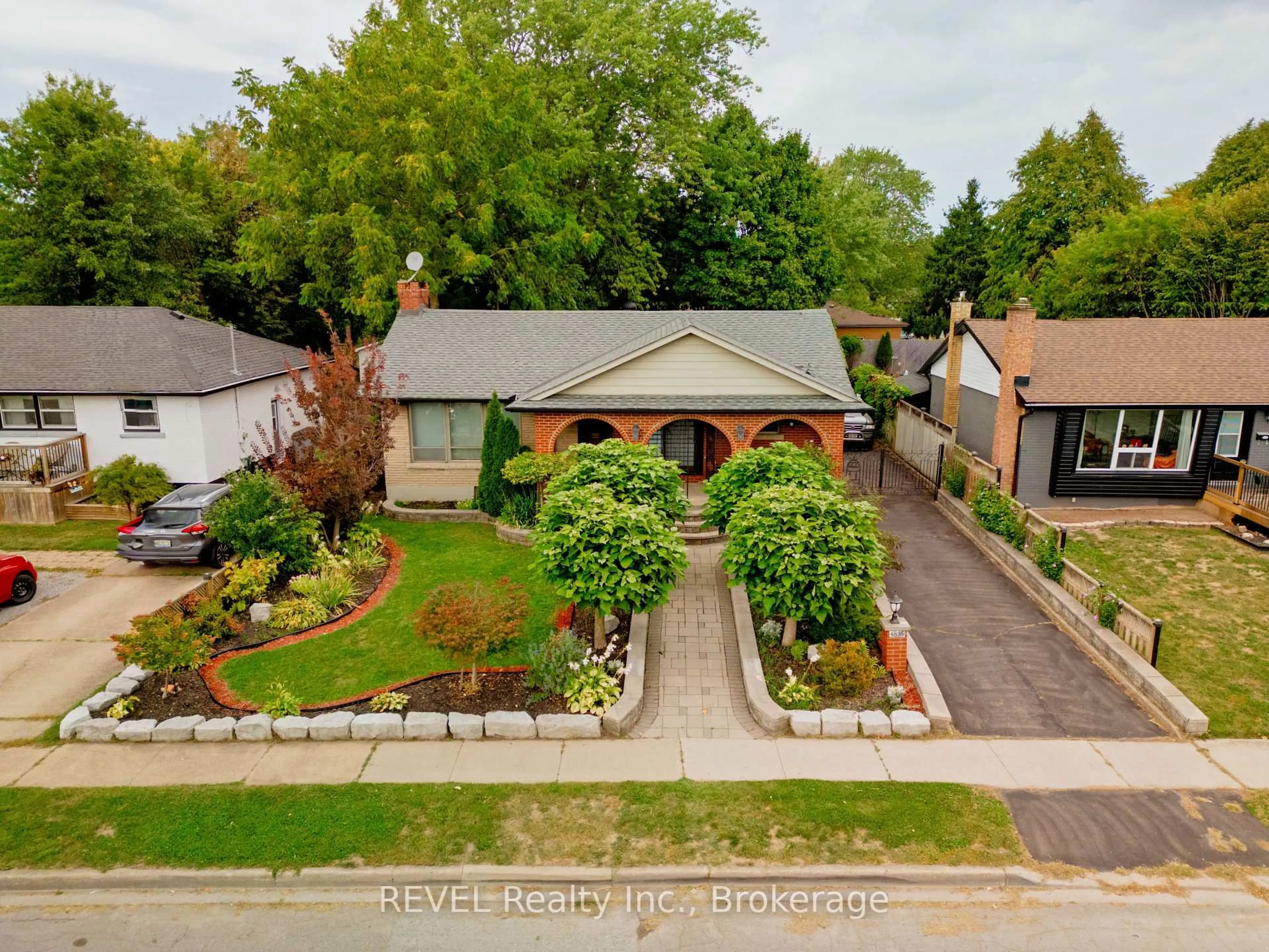 A pic from outside/outdoor area/front of a property/back of a property/a pic from drone, street for 6835 Wills St, Niagara Falls Ontario L2J 1Y6