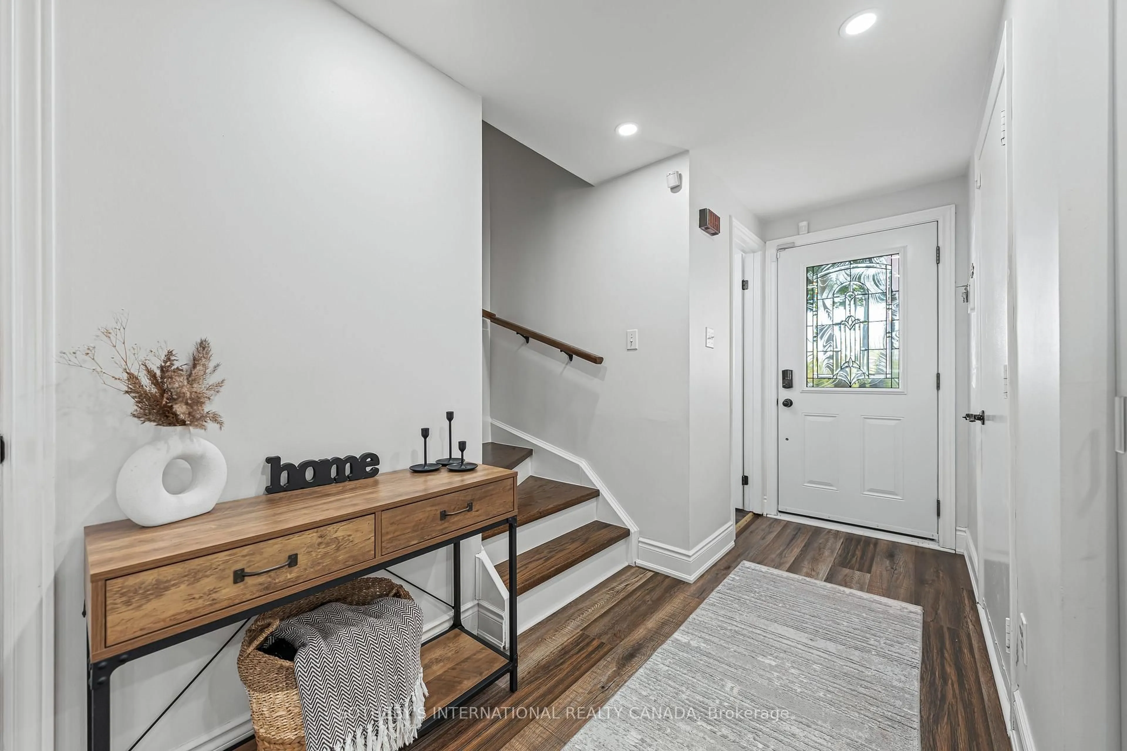 Indoor entryway for 64 Glenbrook Cres, Cambridge Ontario N1R 7Z2