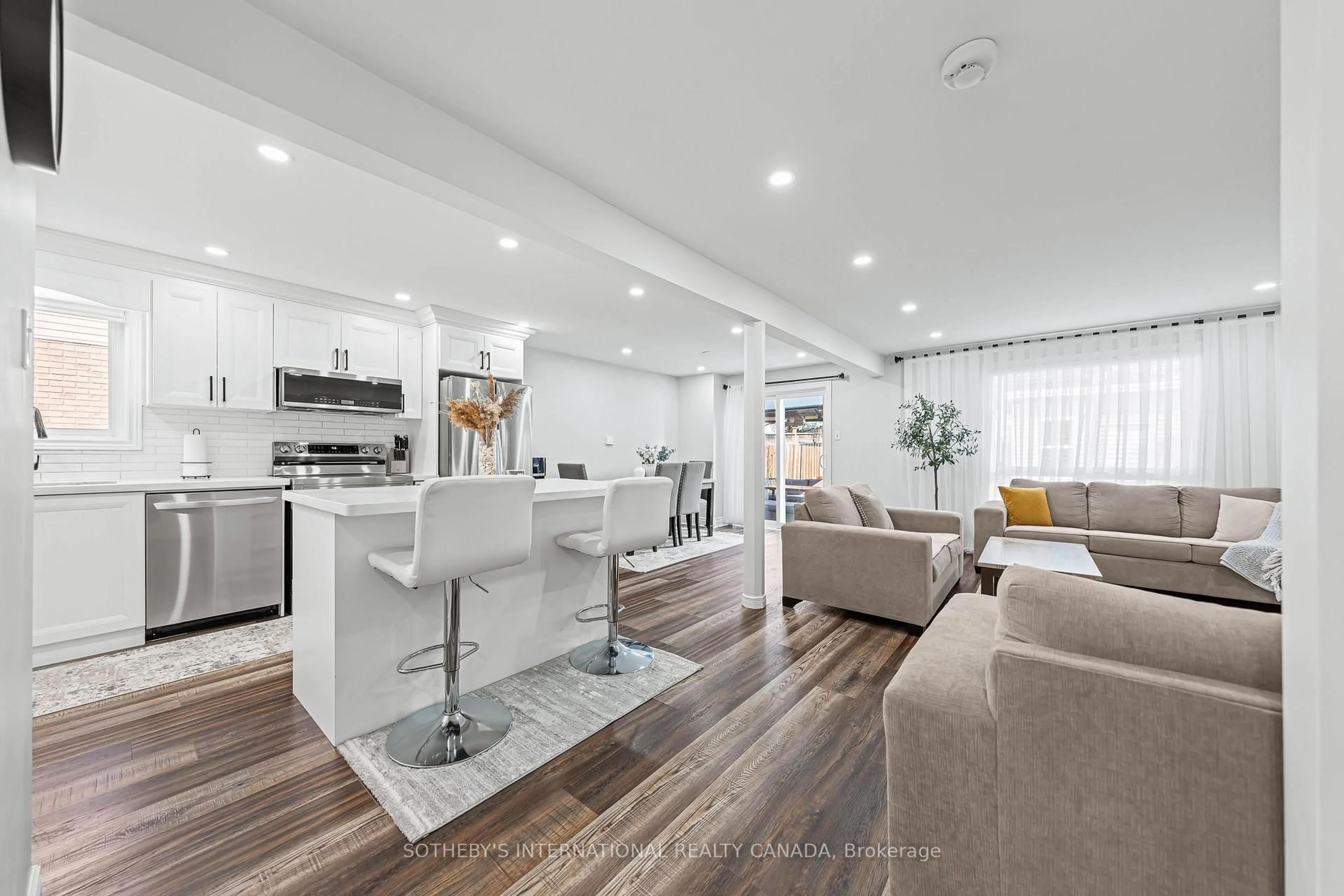 Open concept kitchen, unknown for 64 Glenbrook Cres, Cambridge Ontario N1R 7Z2