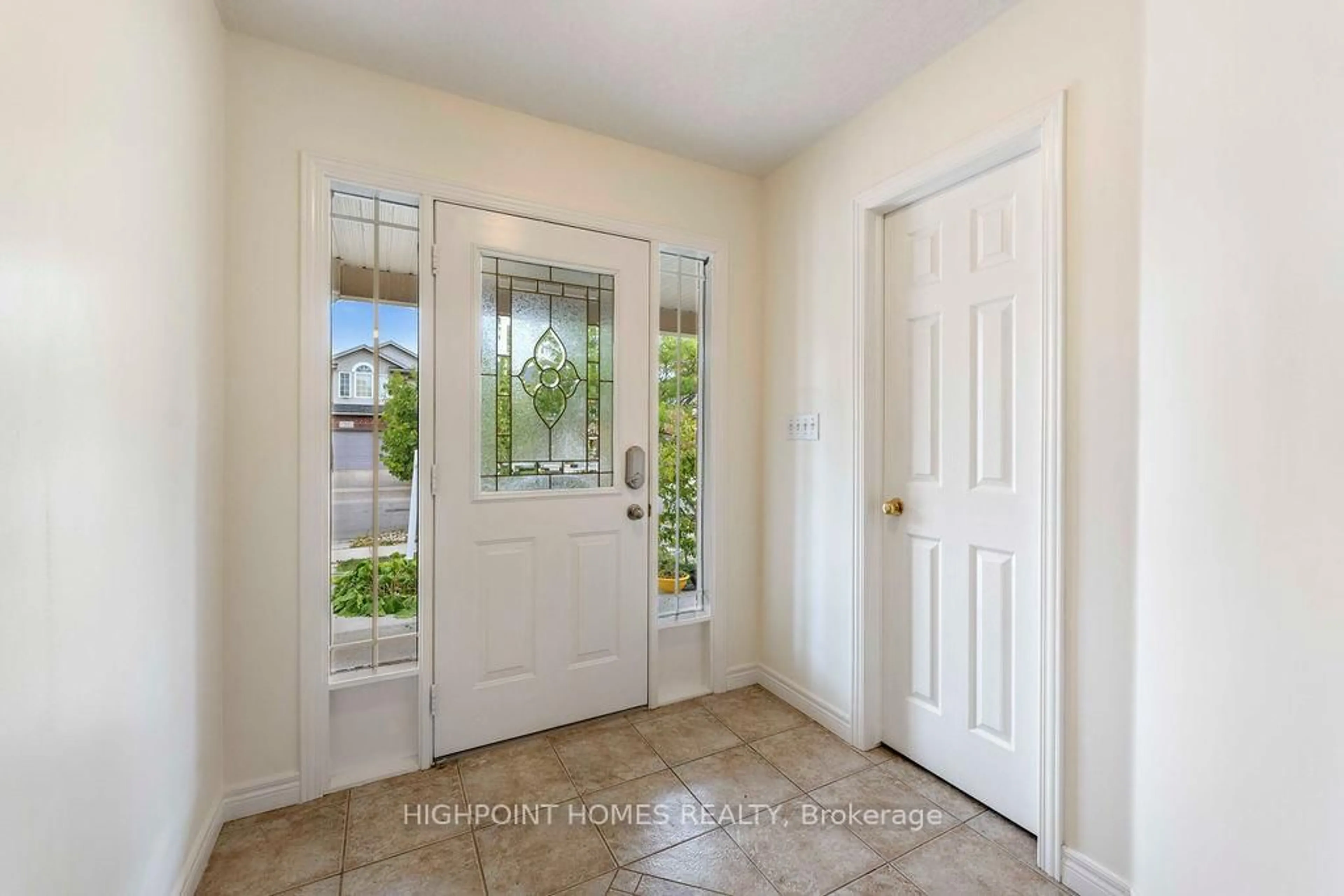 Indoor entryway for 565 St. Moritz Ave, Waterloo Ontario N2T 2Z3