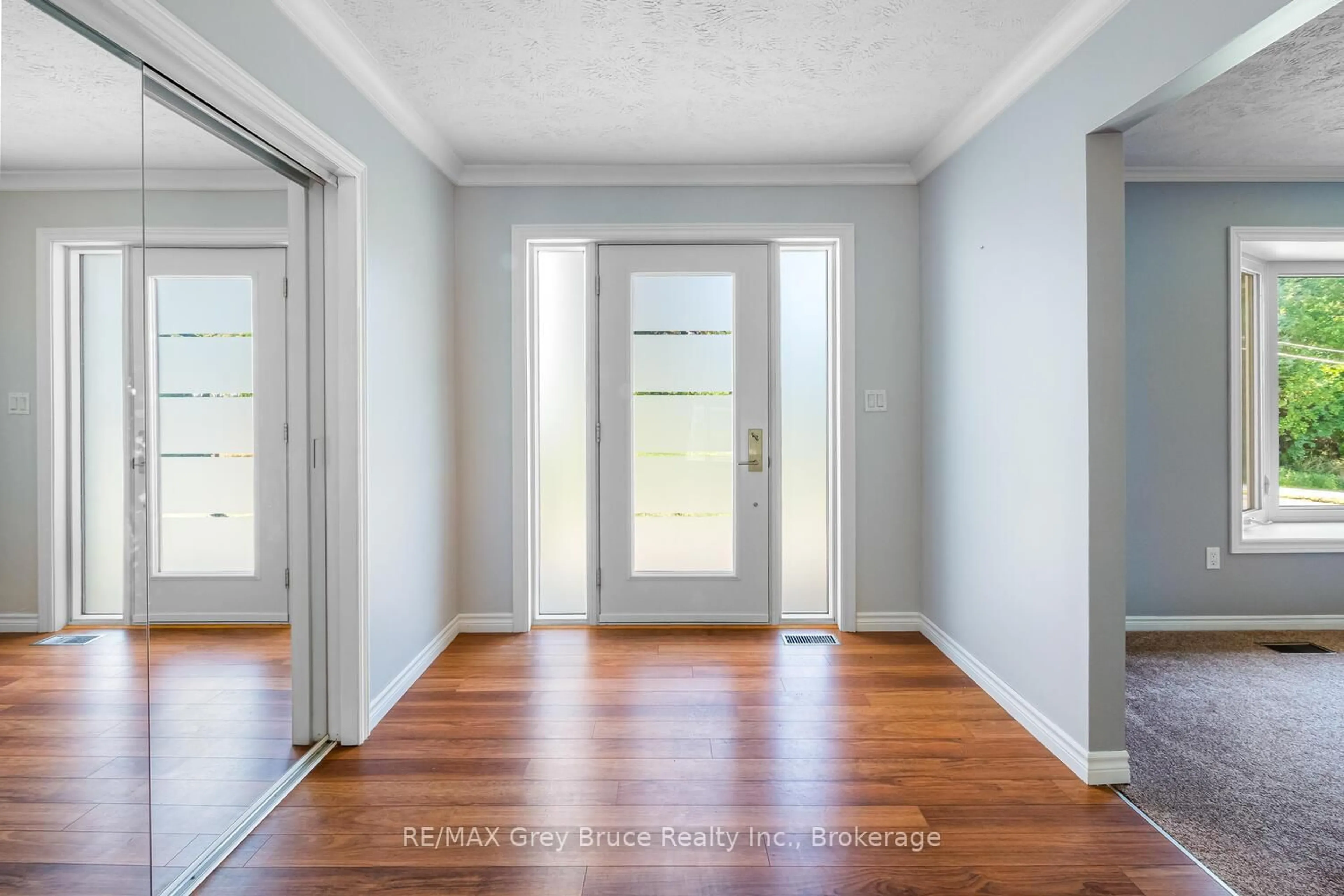 Indoor entryway for 699 20TH St, Owen Sound Ontario N4K 4E1