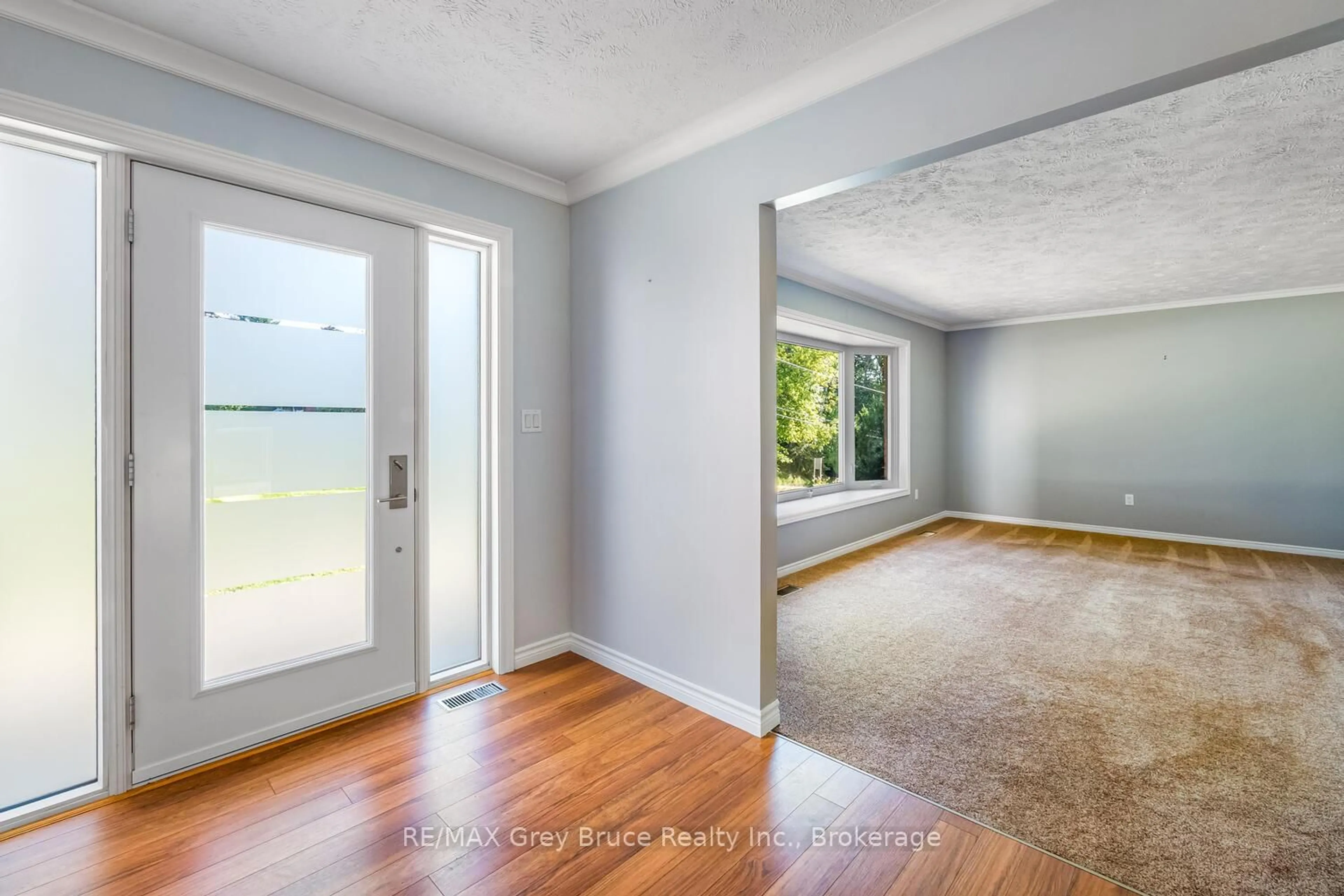 Indoor entryway for 699 20TH St, Owen Sound Ontario N4K 4E1