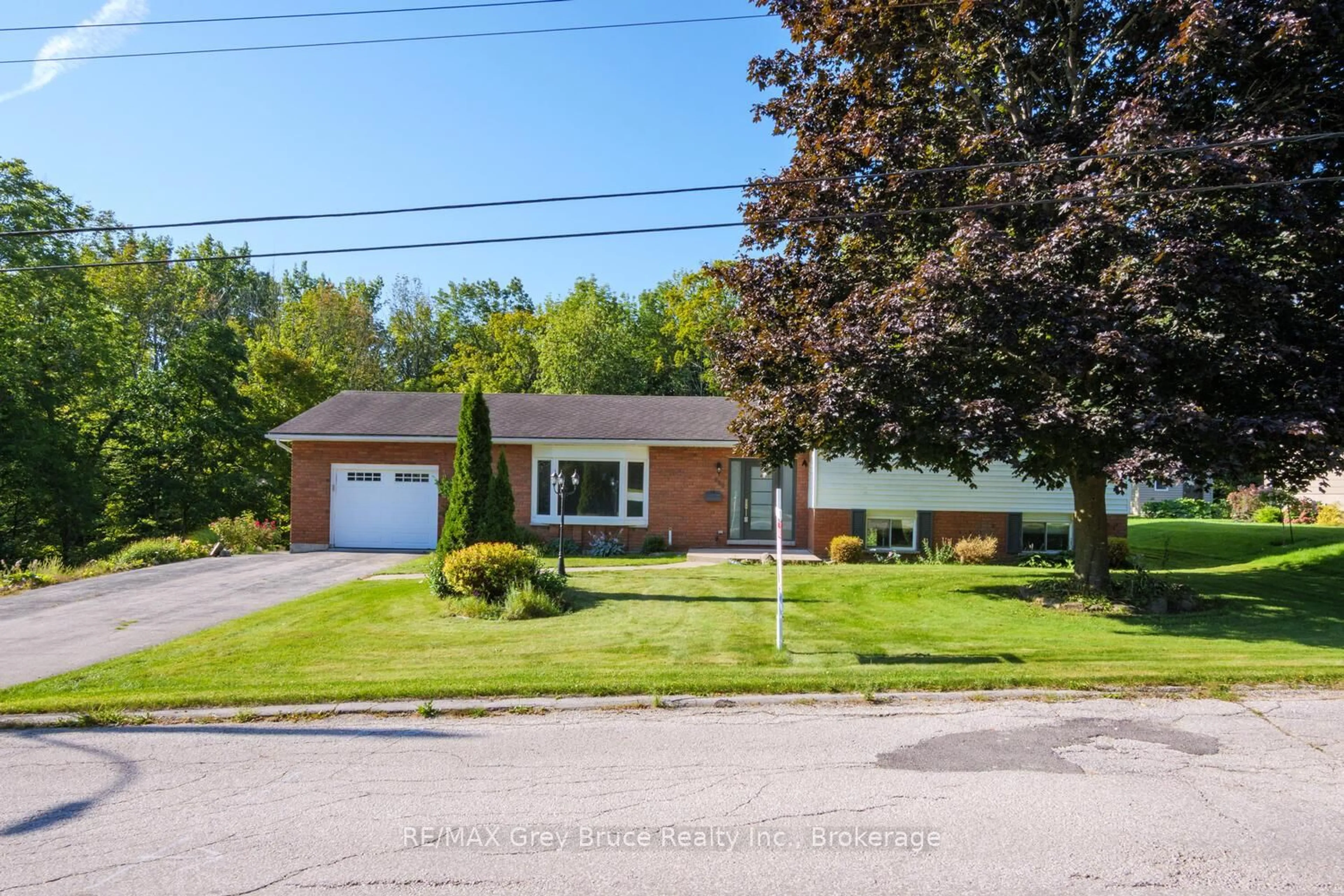 Home with brick exterior material, street for 699 20TH St, Owen Sound Ontario N4K 4E1