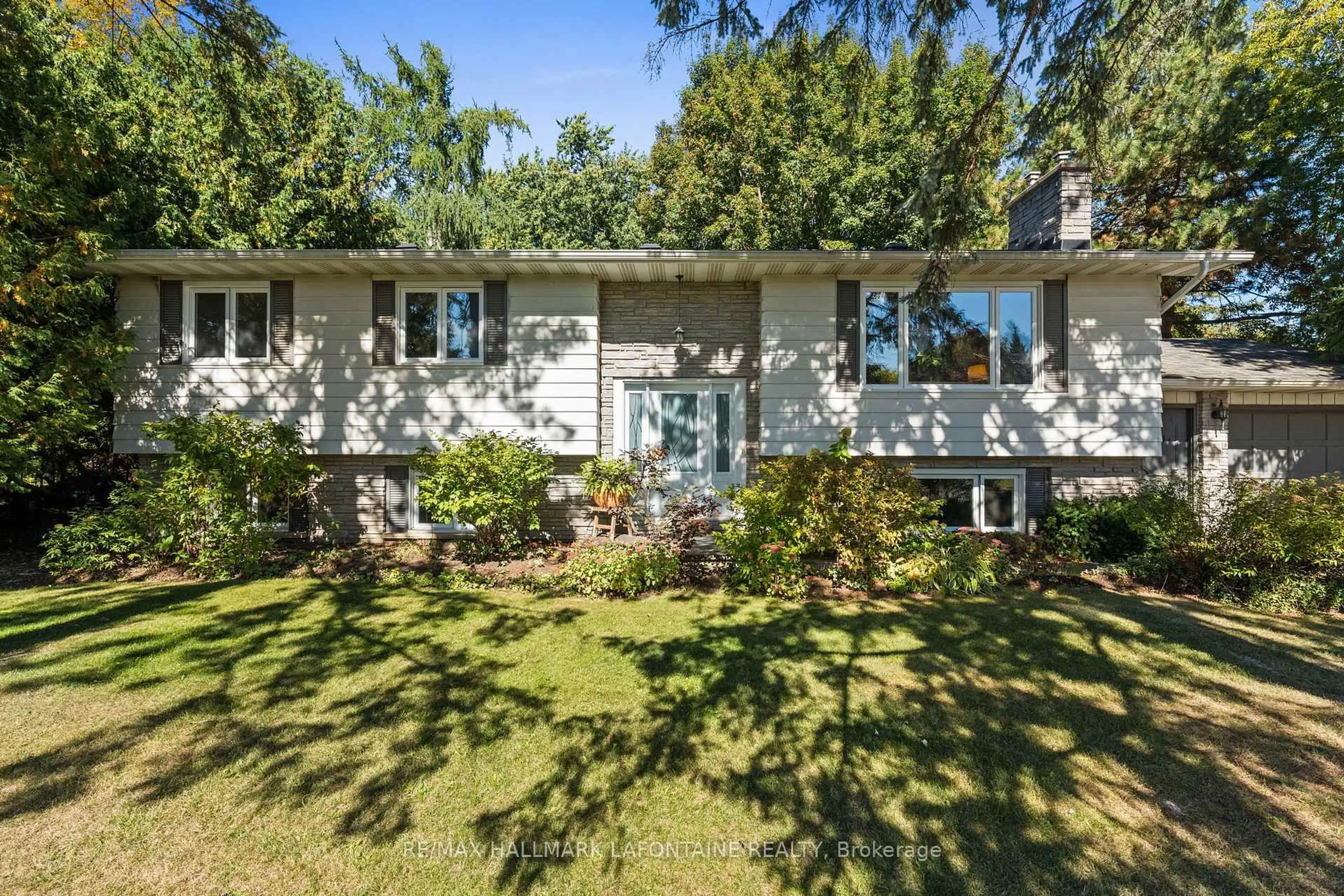 Home with vinyl exterior material, street for 6941 Sunset Blvd, Greely Ontario K4P 1C5