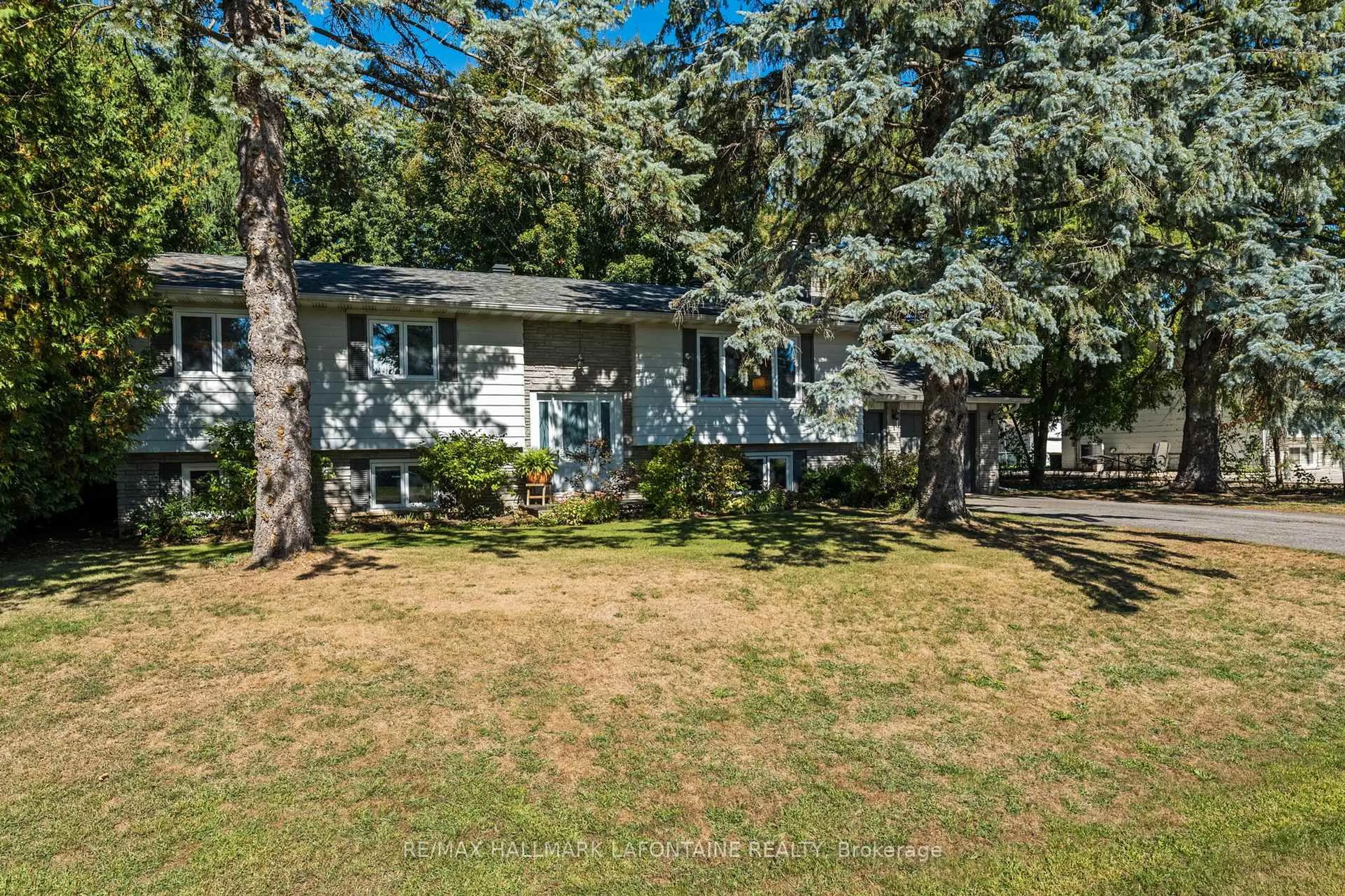 A pic from outside/outdoor area/front of a property/back of a property/a pic from drone, street for 6941 Sunset Blvd, Greely Ontario K4P 1C5