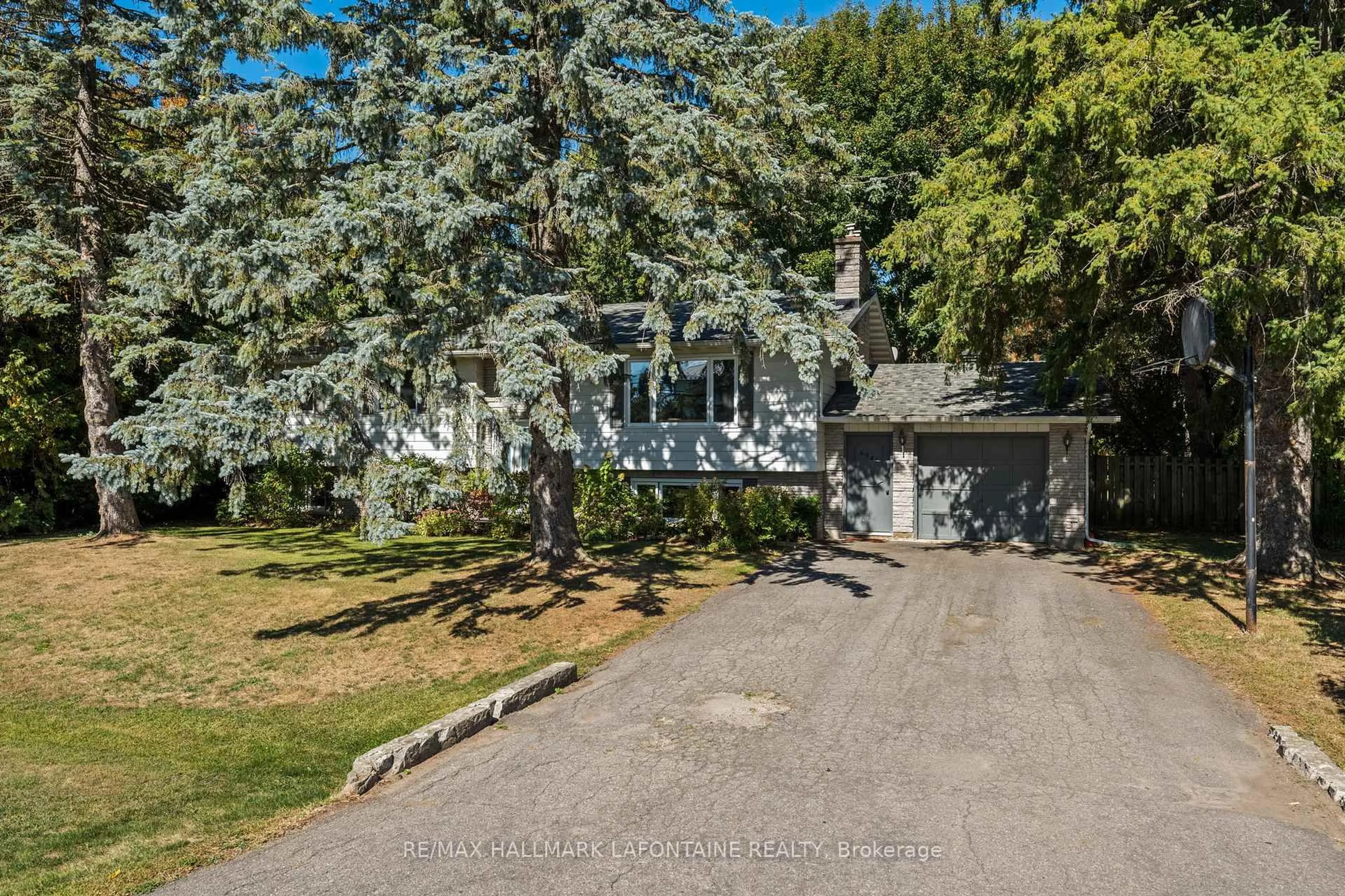 A pic from outside/outdoor area/front of a property/back of a property/a pic from drone, street for 6941 Sunset Blvd, Greely Ontario K4P 1C5