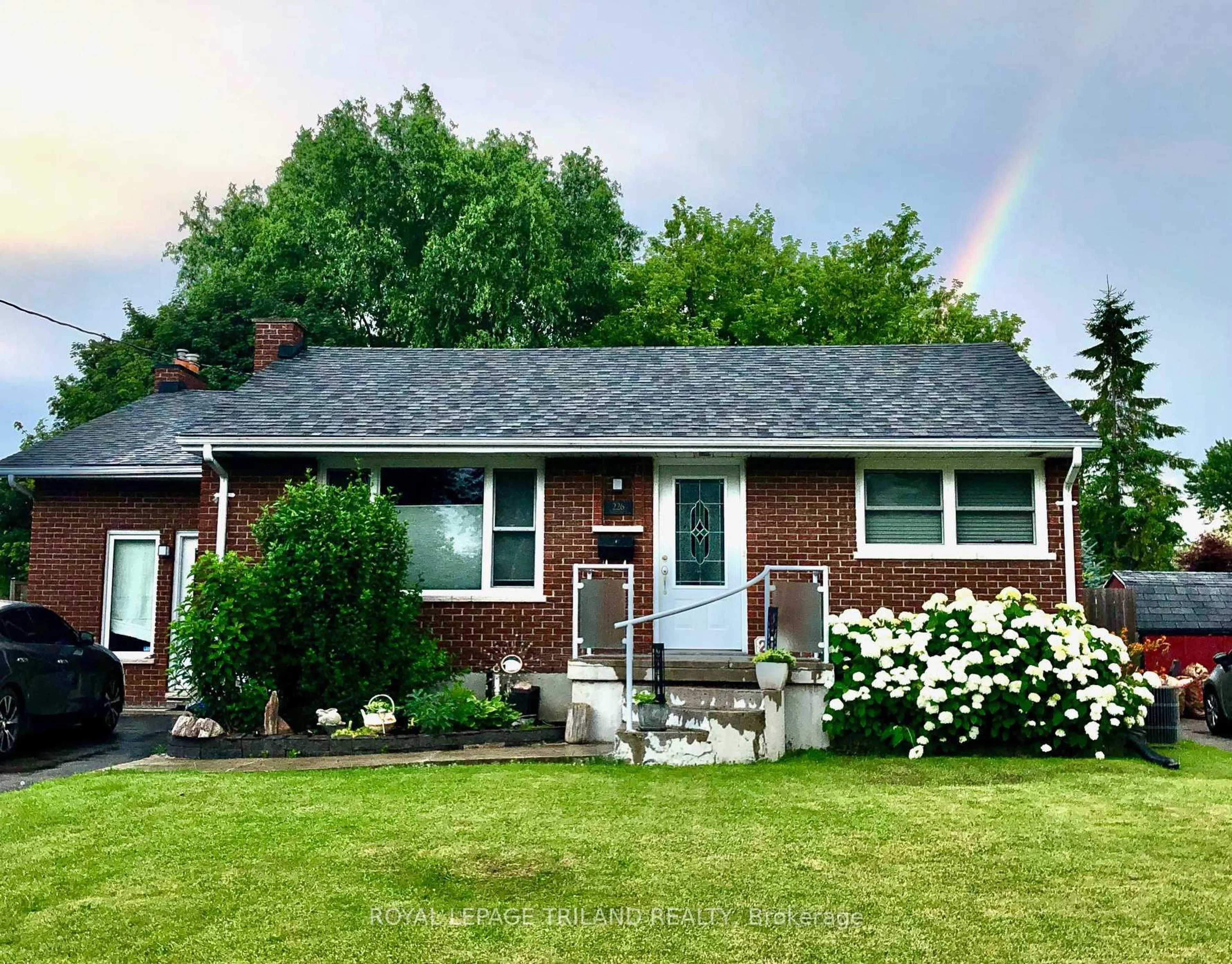 Home with vinyl exterior material, street for 226 Rainbow Ave, London East Ontario N5W 4W1