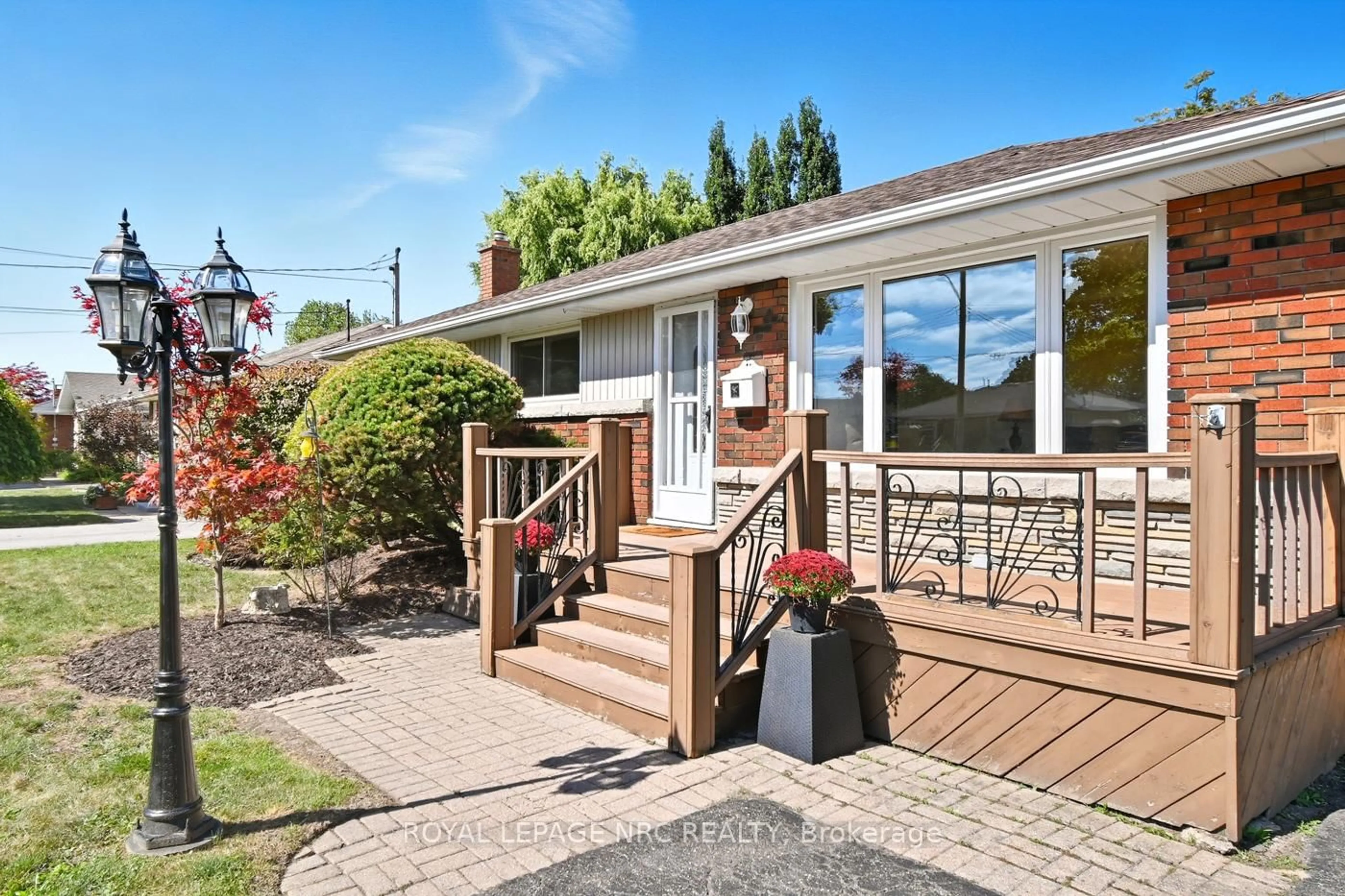 Home with vinyl exterior material, street for 23 Grosvenor St, St. Catharines Ontario L2M 3E1