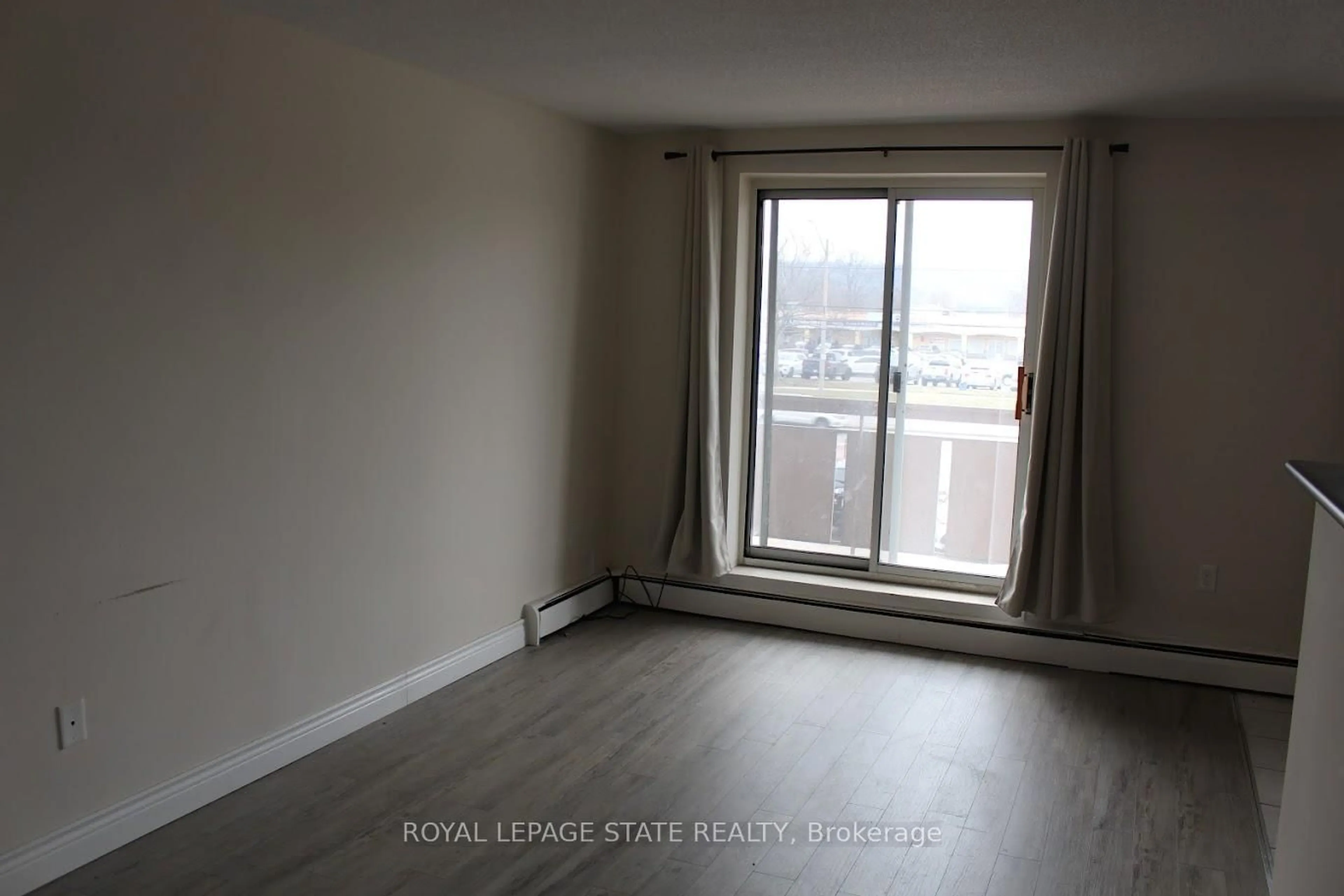 A pic of a room for 851 Queenston Rd #204, Hamilton Ontario L8G 1B4