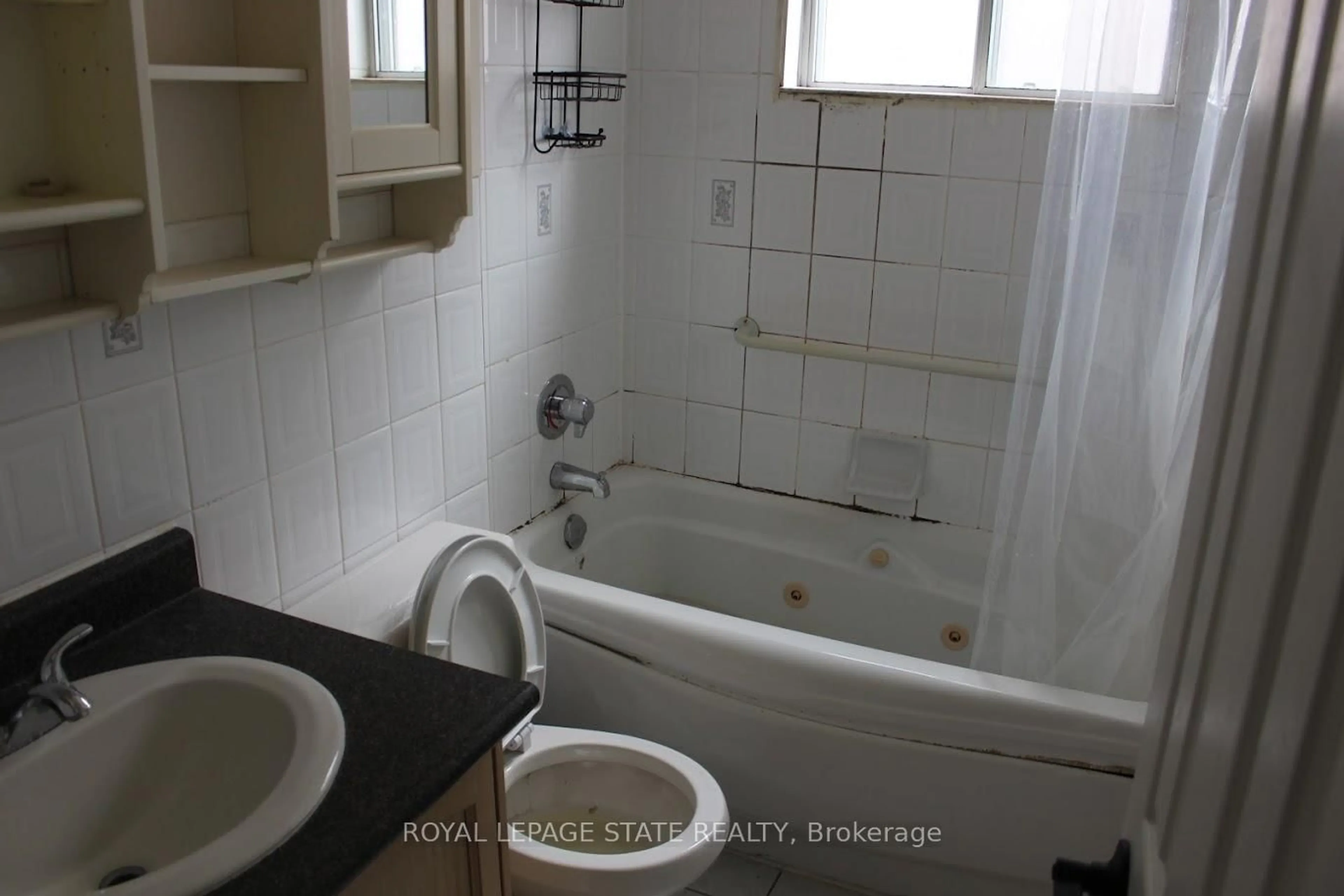 Standard bathroom, ceramic/tile floor for 851 Queenston Rd #204, Hamilton Ontario L8G 1B4