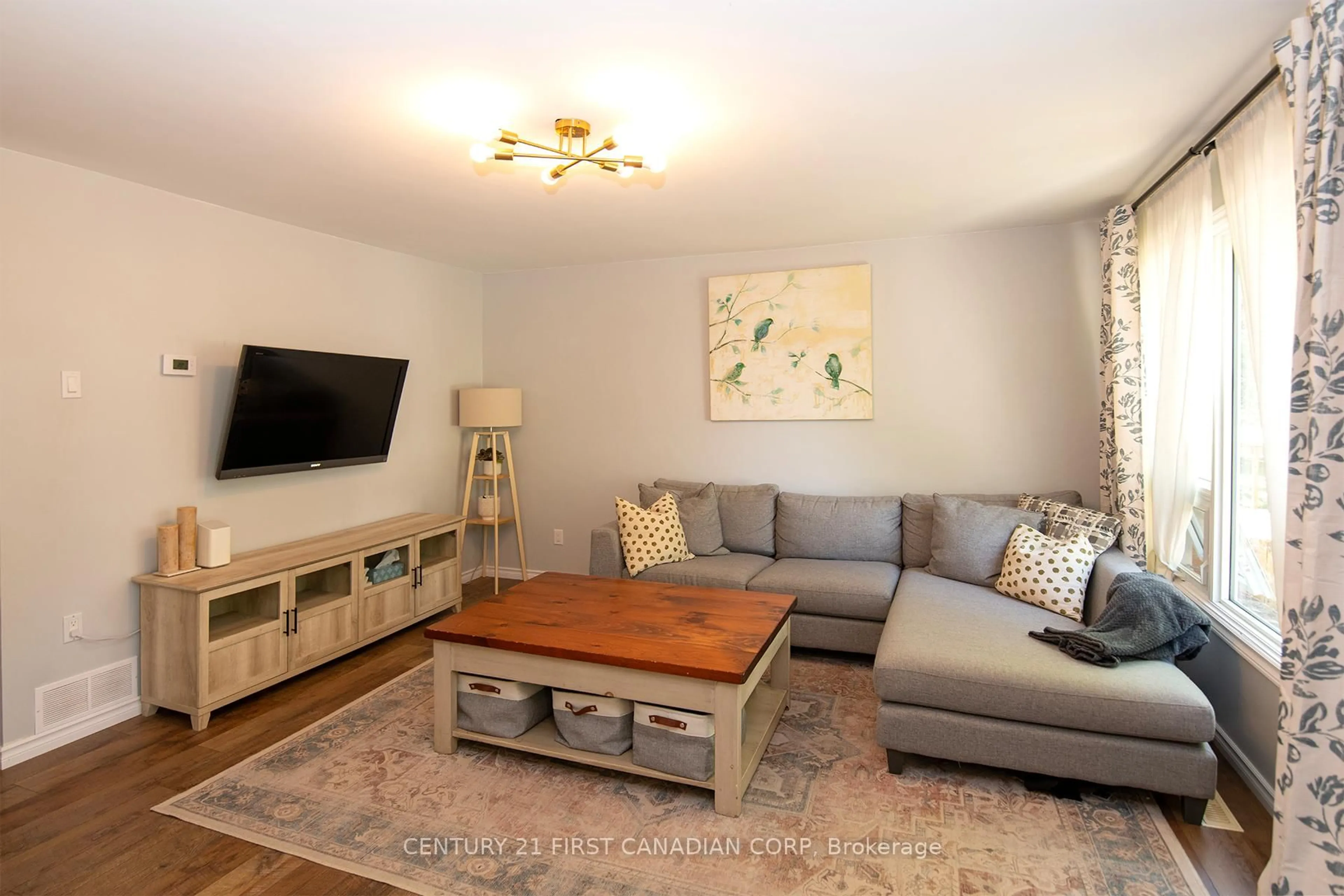 Living room with furniture, wood/laminate floor for 85 Augusta Cres, London South Ontario N6E 2C9