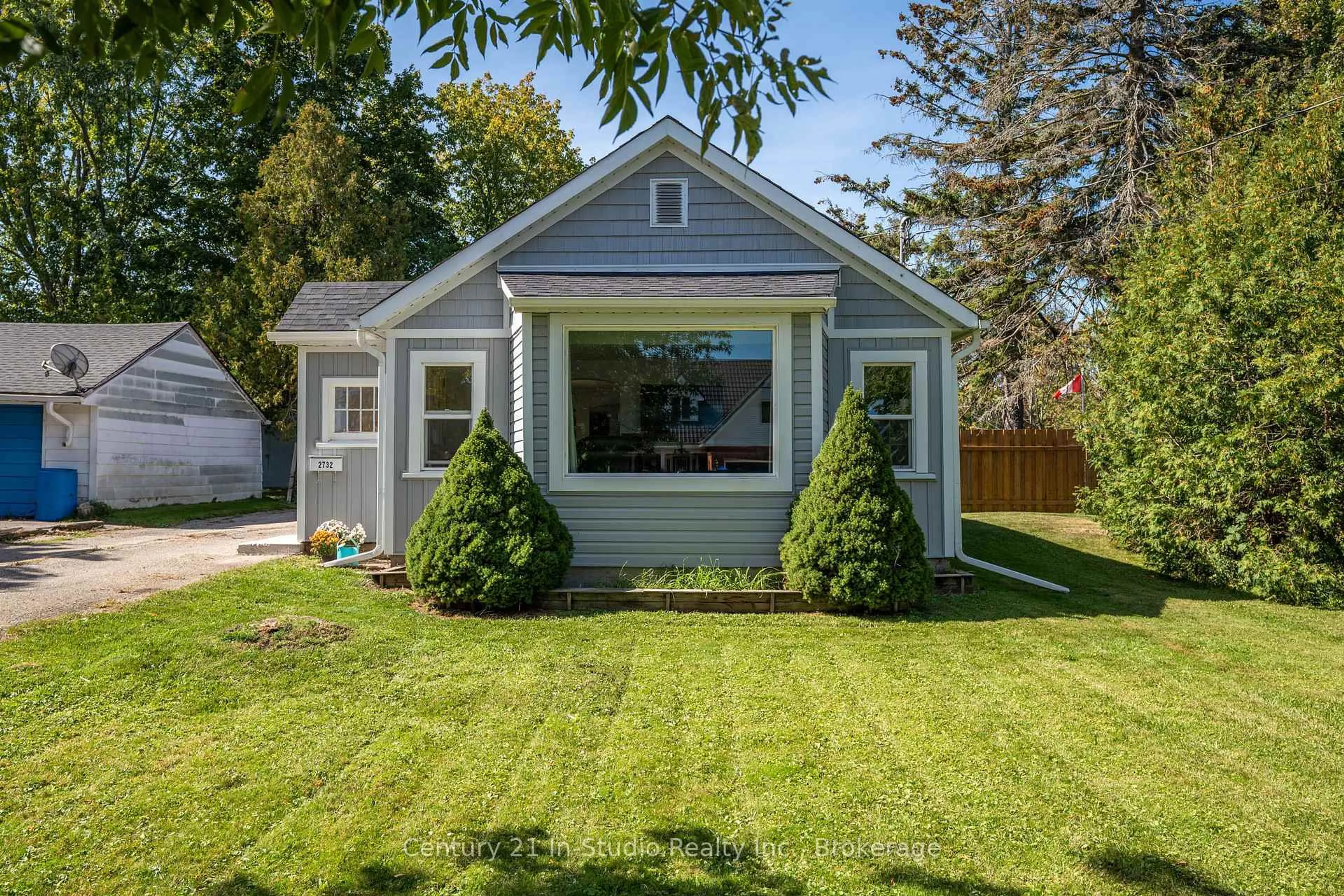 Home with vinyl exterior material, street for 2732 3rd Ave, Owen Sound Ontario N4K 4T2