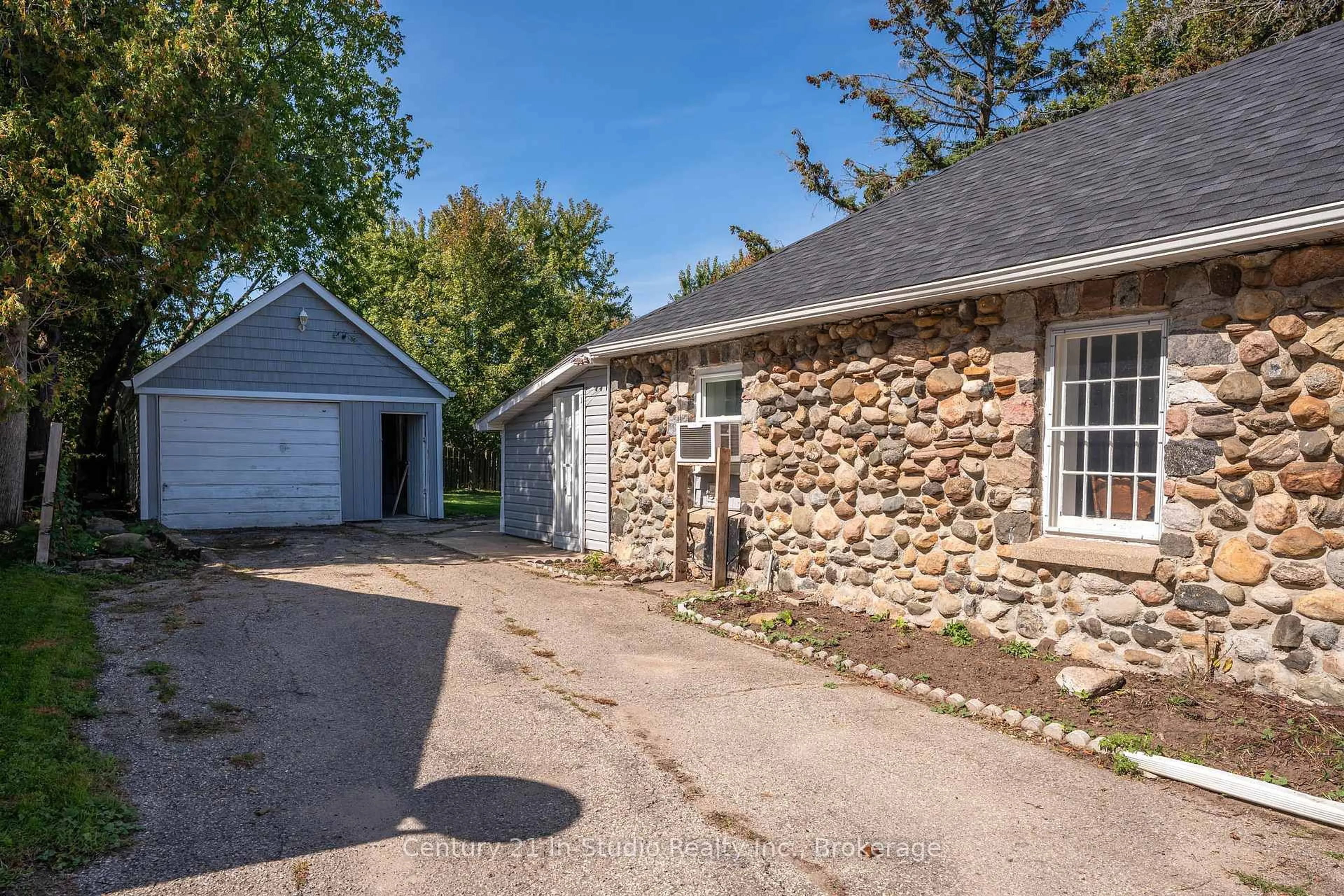 A pic from outside/outdoor area/front of a property/back of a property/a pic from drone, street for 2732 3rd Ave, Owen Sound Ontario N4K 4T2