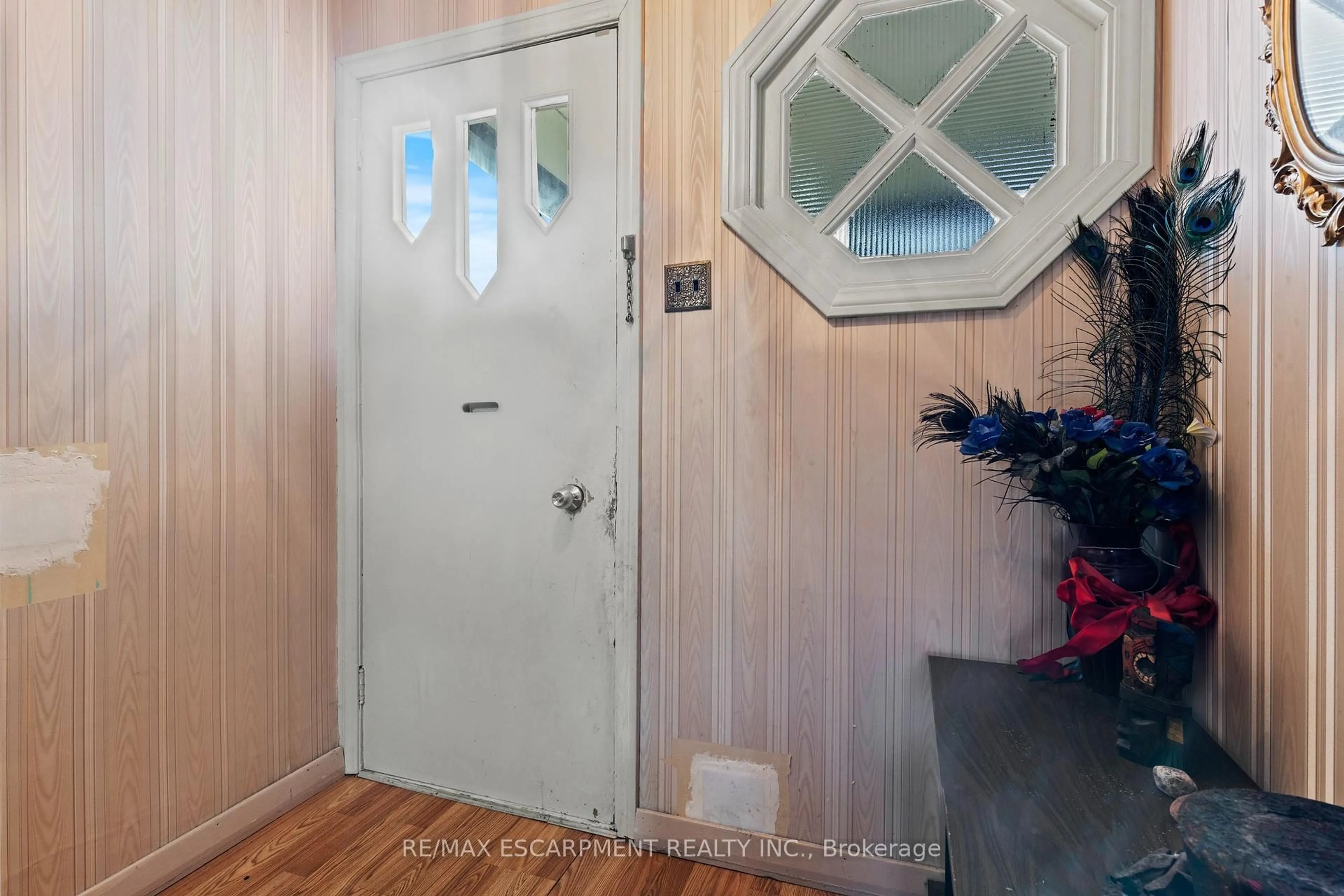 Indoor entryway for 30 Frederick Ave, Hamilton Ontario L8H 4K3