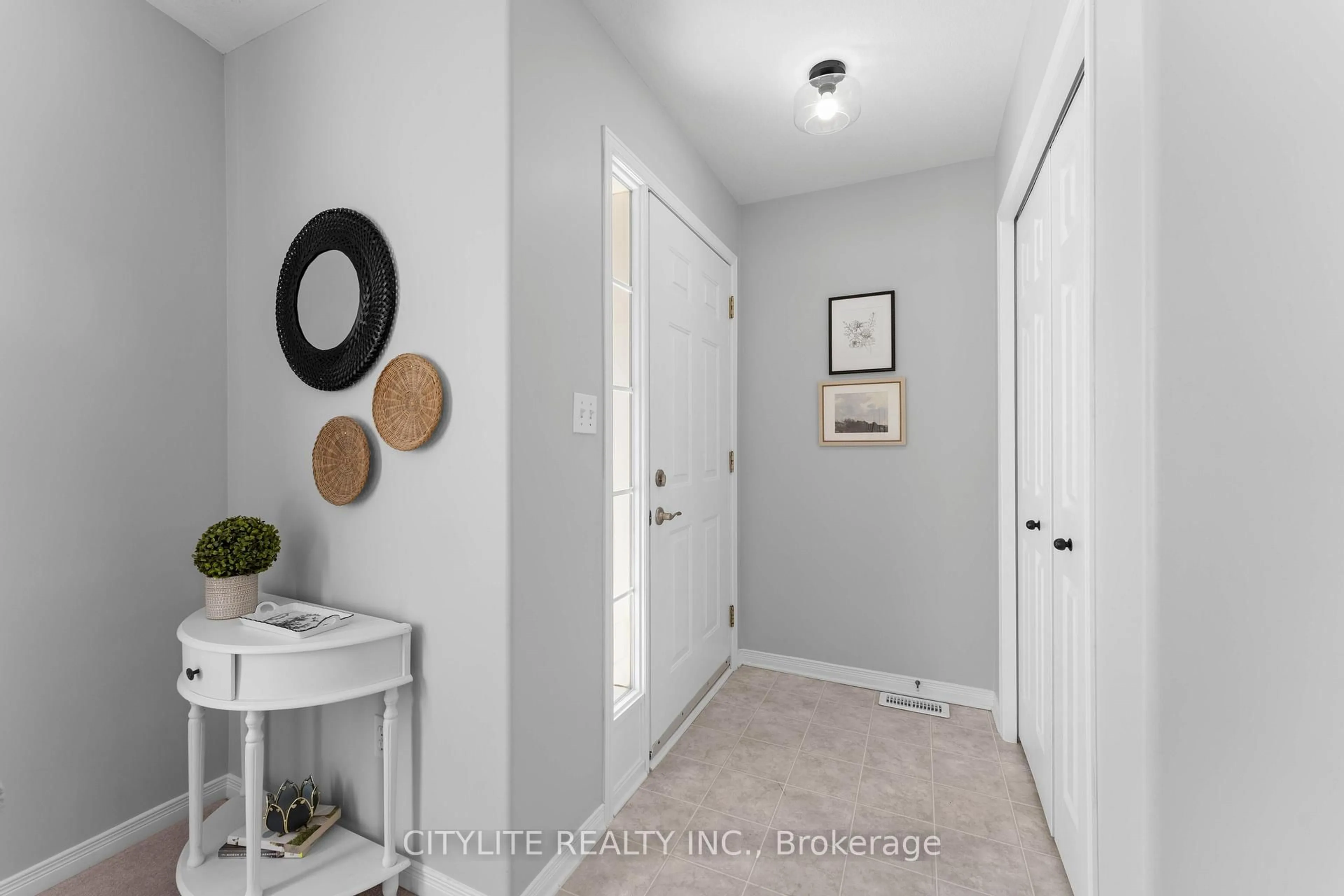 Indoor entryway for 844 PEACHWOOD St, Kingston Ontario K7P 3G6