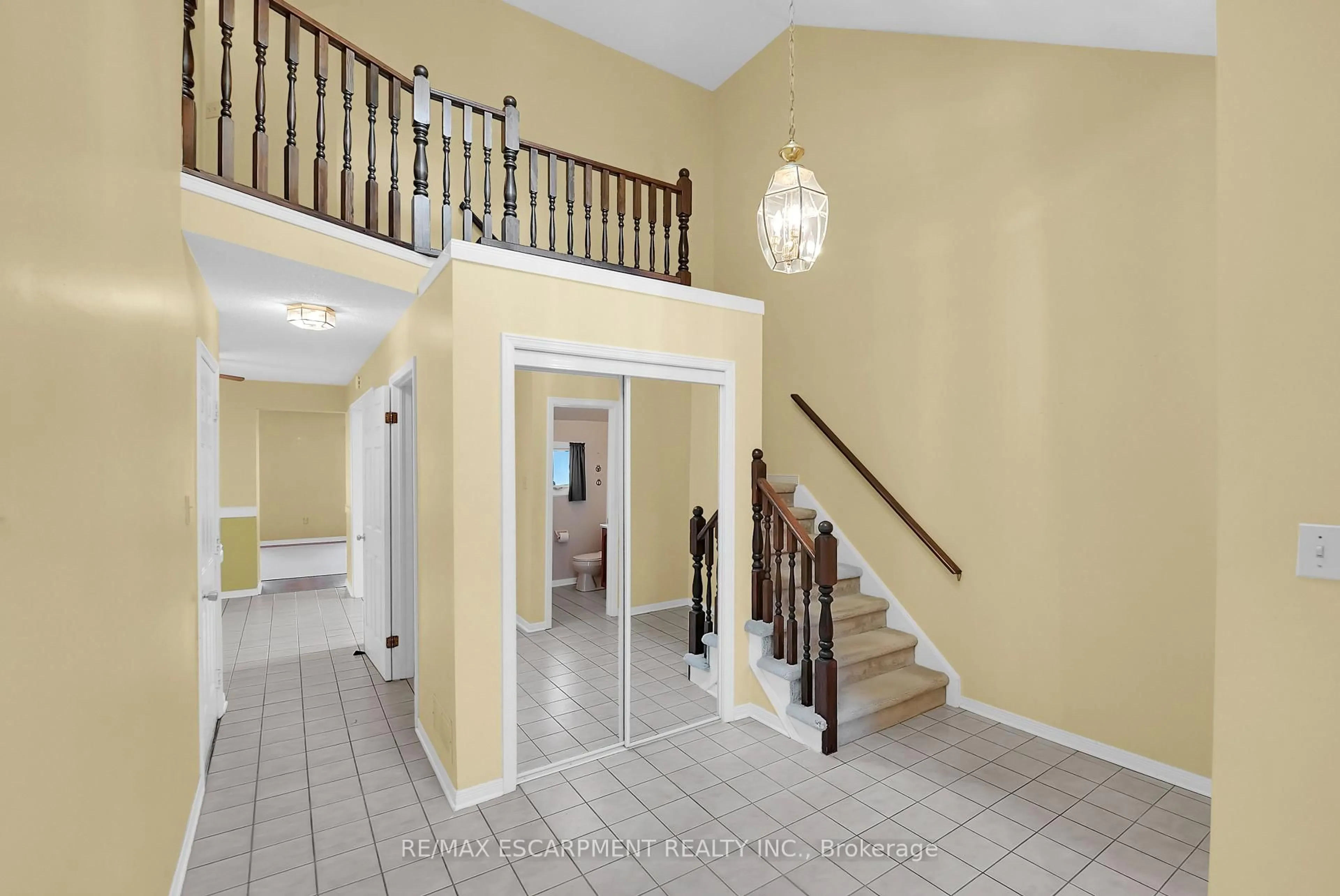 Indoor foyer for 4584 Juniper Crt, Lincoln Ontario L3J 0C8