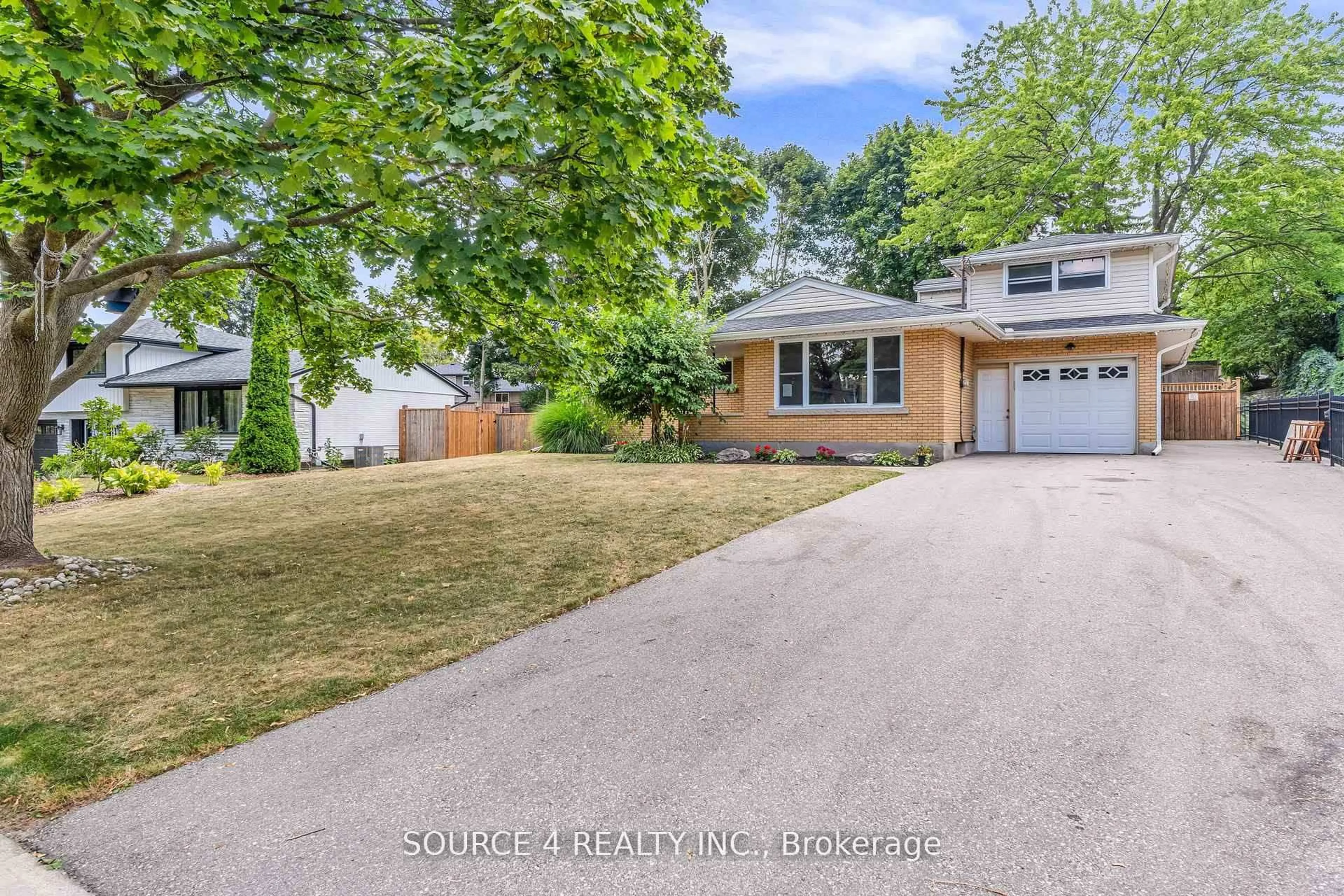 A pic from outside/outdoor area/front of a property/back of a property/a pic from drone, street for 35 Vista Cres, Kitchener Ontario N2M 4C8