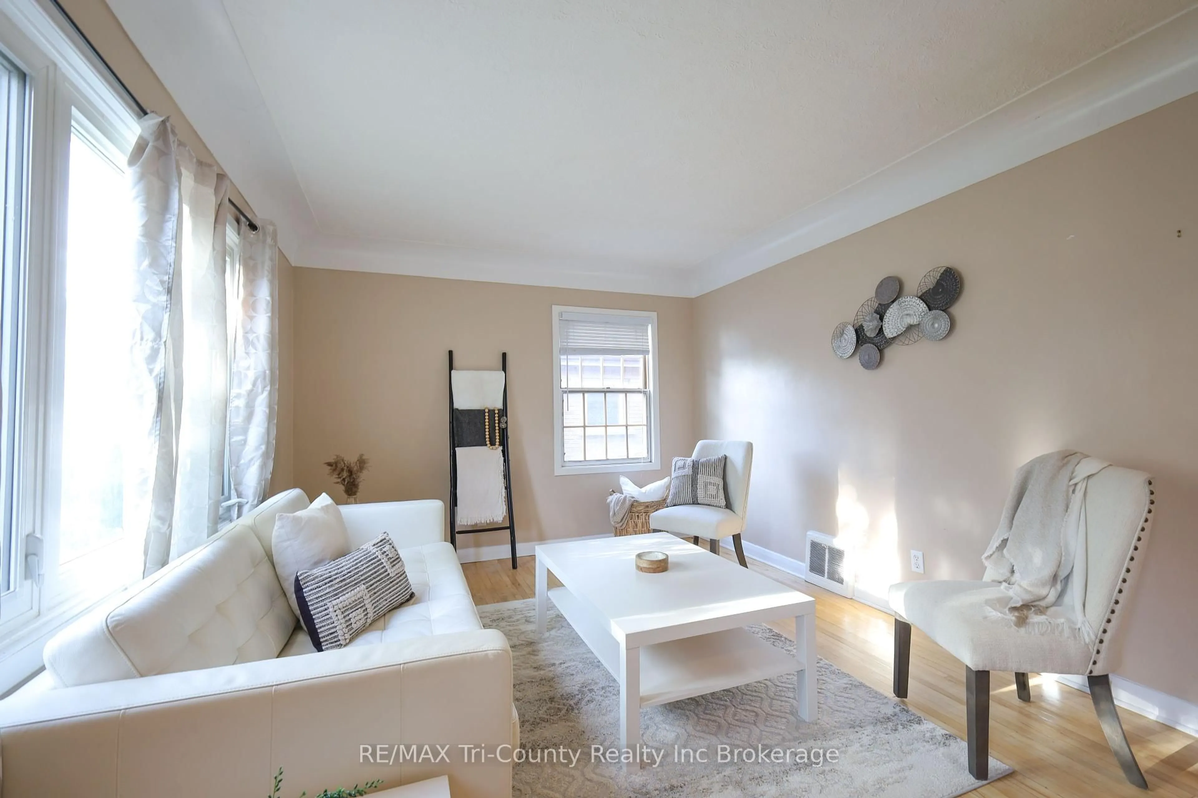 Living room with furniture, wood/laminate floor for 164 Fellner Ave, London East Ontario N5W 4H1
