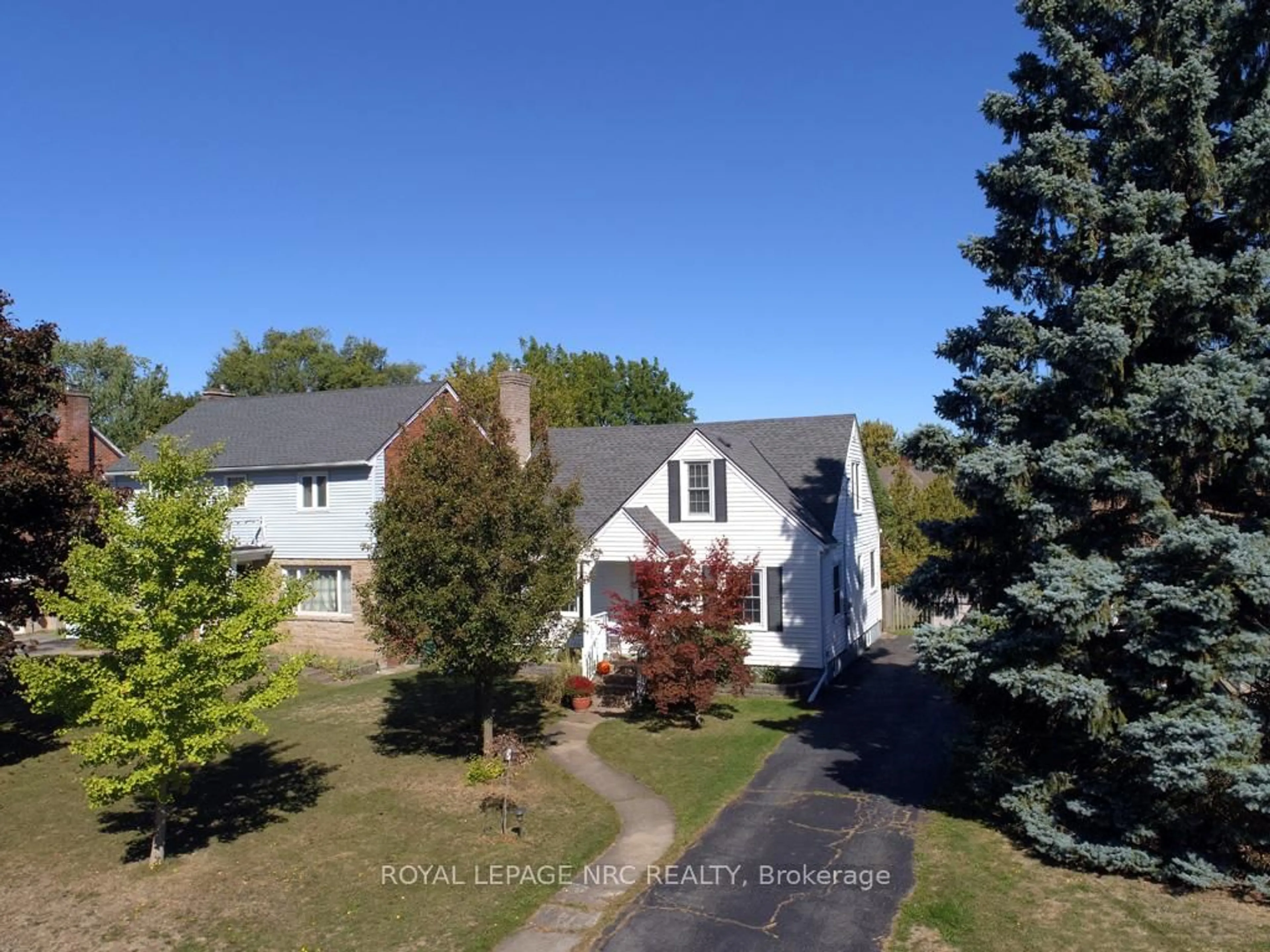 A pic from outside/outdoor area/front of a property/back of a property/a pic from drone, street for 216 Highland Ave, Fort Erie Ontario L2A 2X7