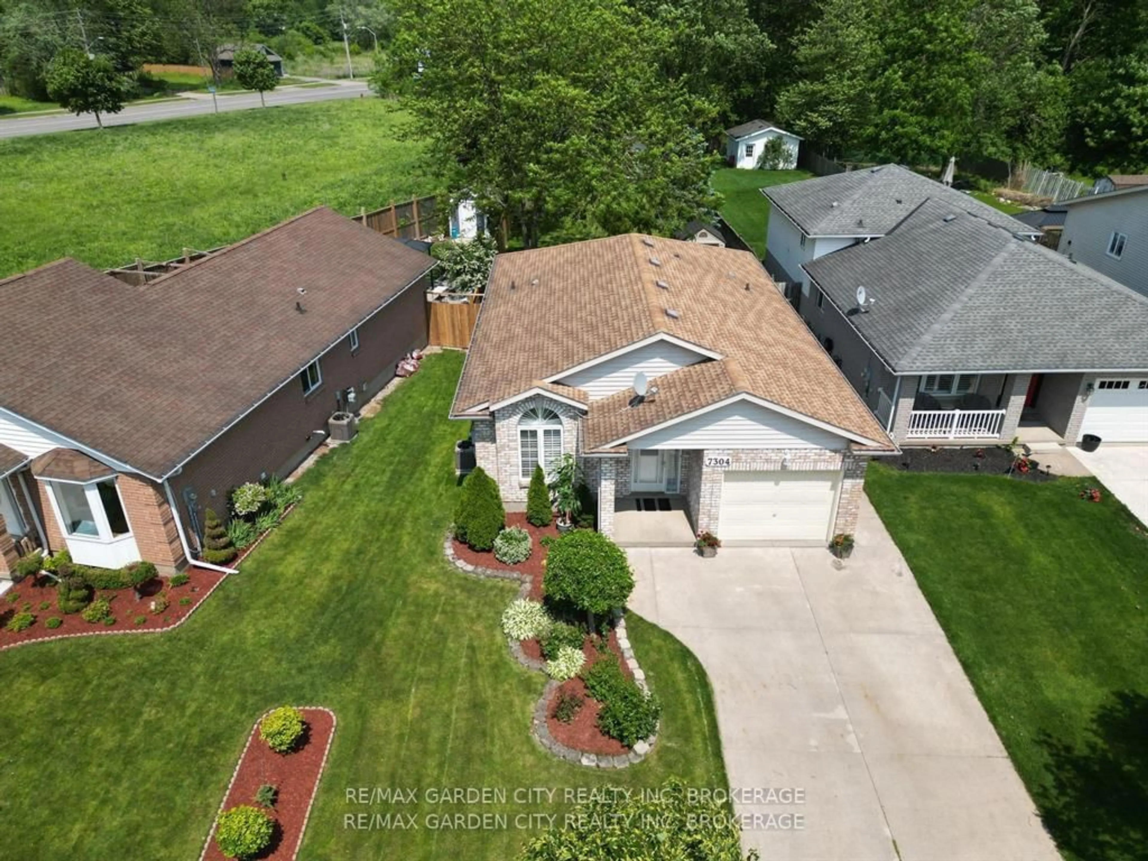 A pic from outside/outdoor area/front of a property/back of a property/a pic from drone, street for 7304 Alex Ave, Niagara Falls Ontario L2G 7V4