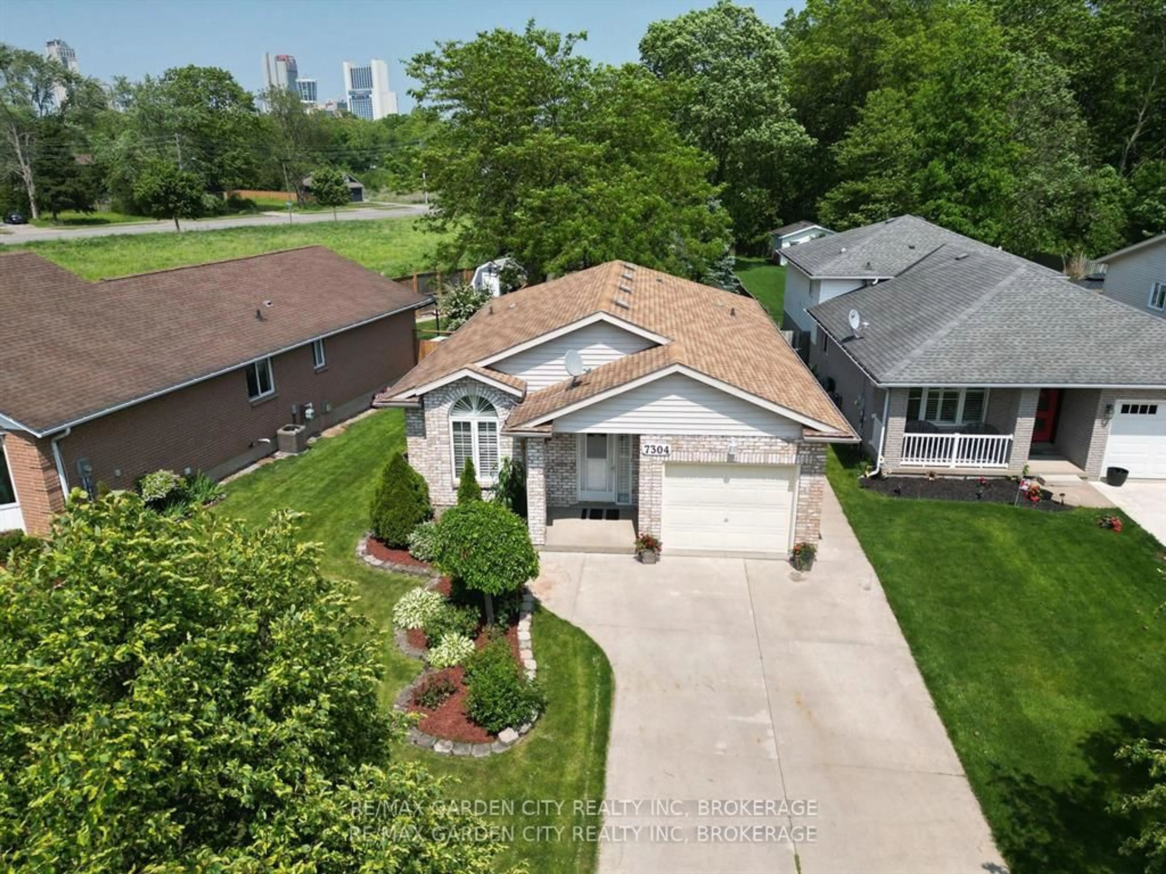 A pic from outside/outdoor area/front of a property/back of a property/a pic from drone, street for 7304 Alex Ave, Niagara Falls Ontario L2G 7V4