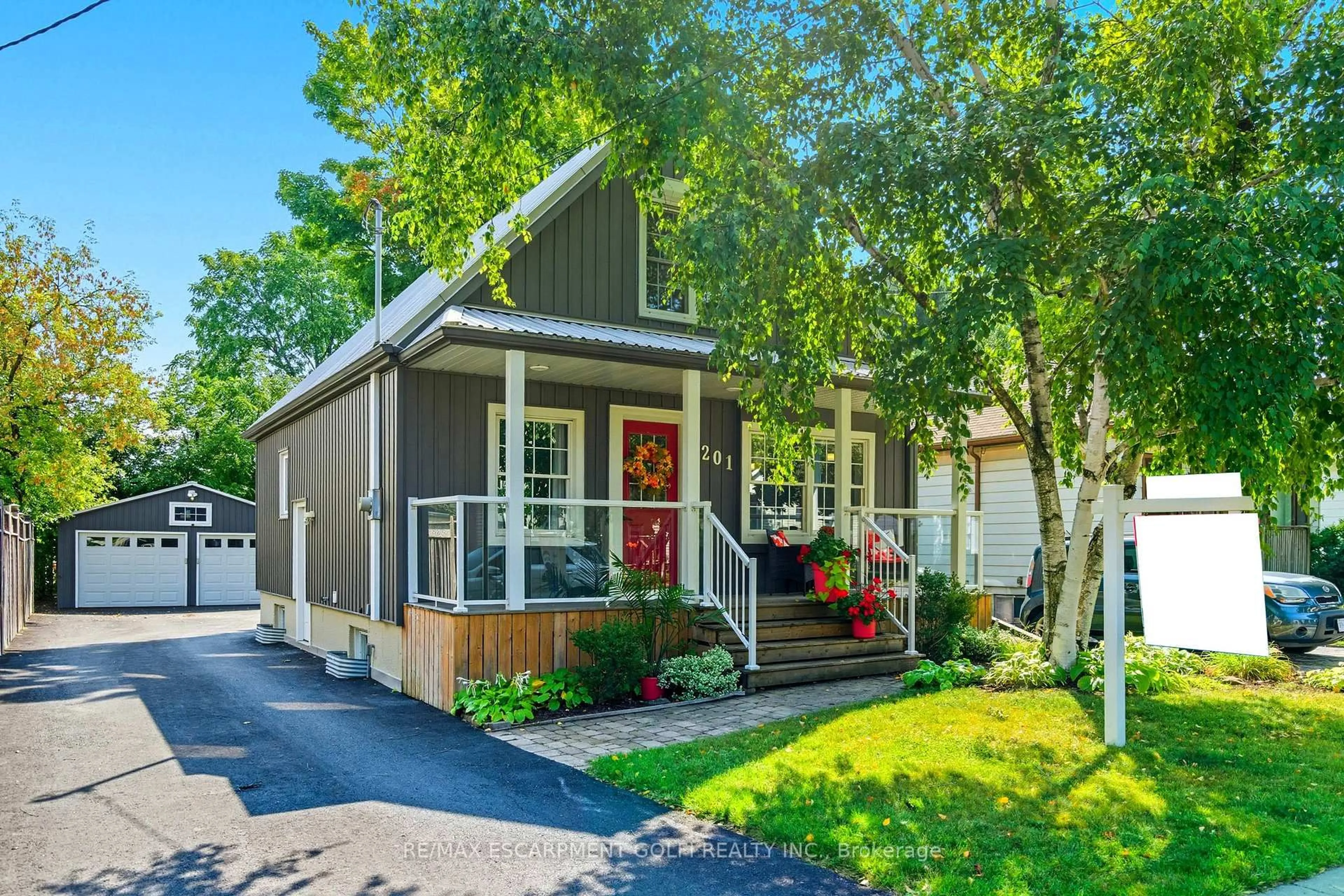 Home with vinyl exterior material, street for 201 East 28th St, Hamilton Ontario L8V 3H9