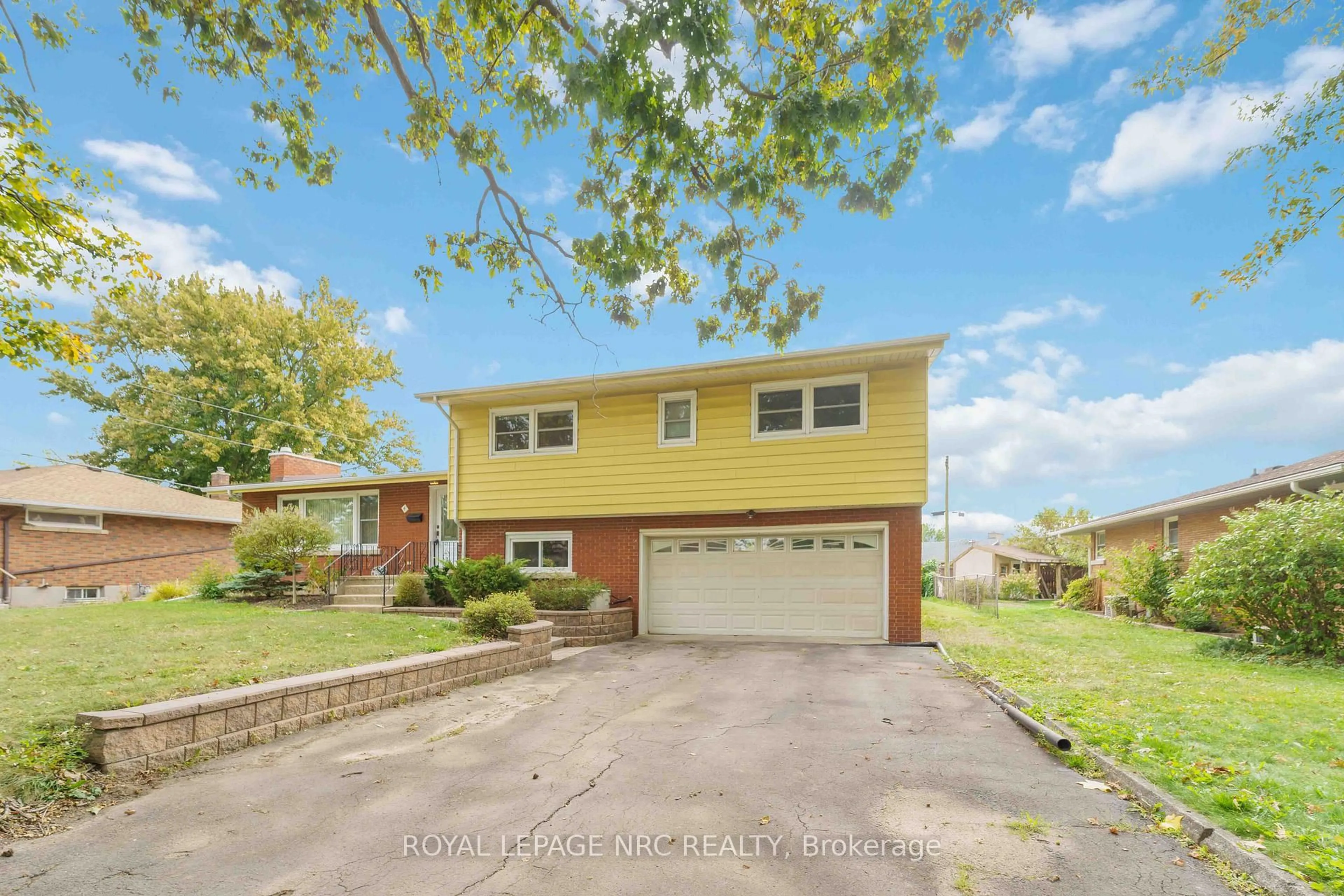 A pic from outside/outdoor area/front of a property/back of a property/a pic from drone, street for 4 Oakmount Rd, Welland Ontario L3C 4X8