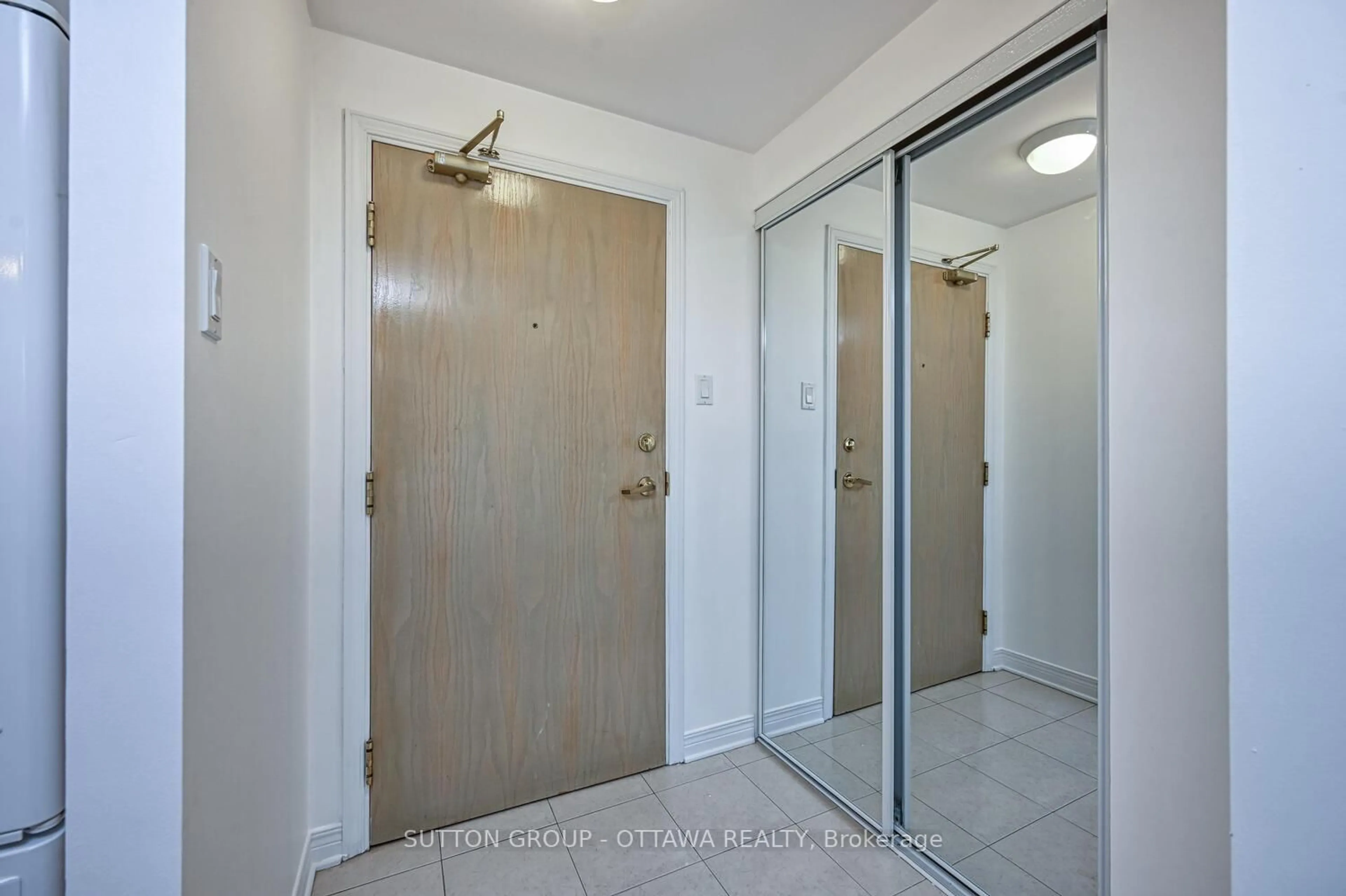 Indoor entryway for 550 Cambridge St #202, Ottawa Ontario K1S 5N3