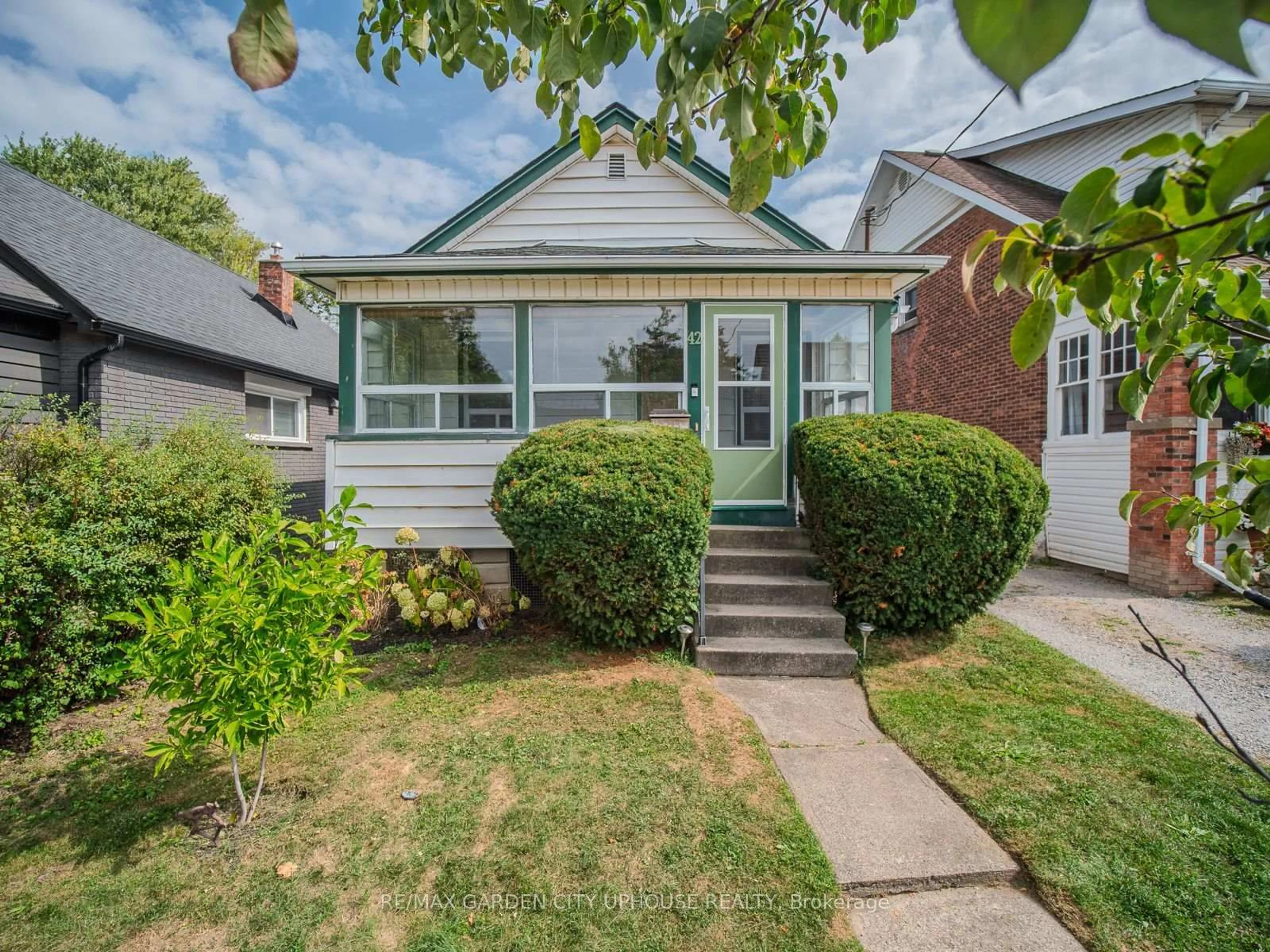 Home with vinyl exterior material, street for 42 Grantham Ave, St. Catharines Ontario L2P 3B4