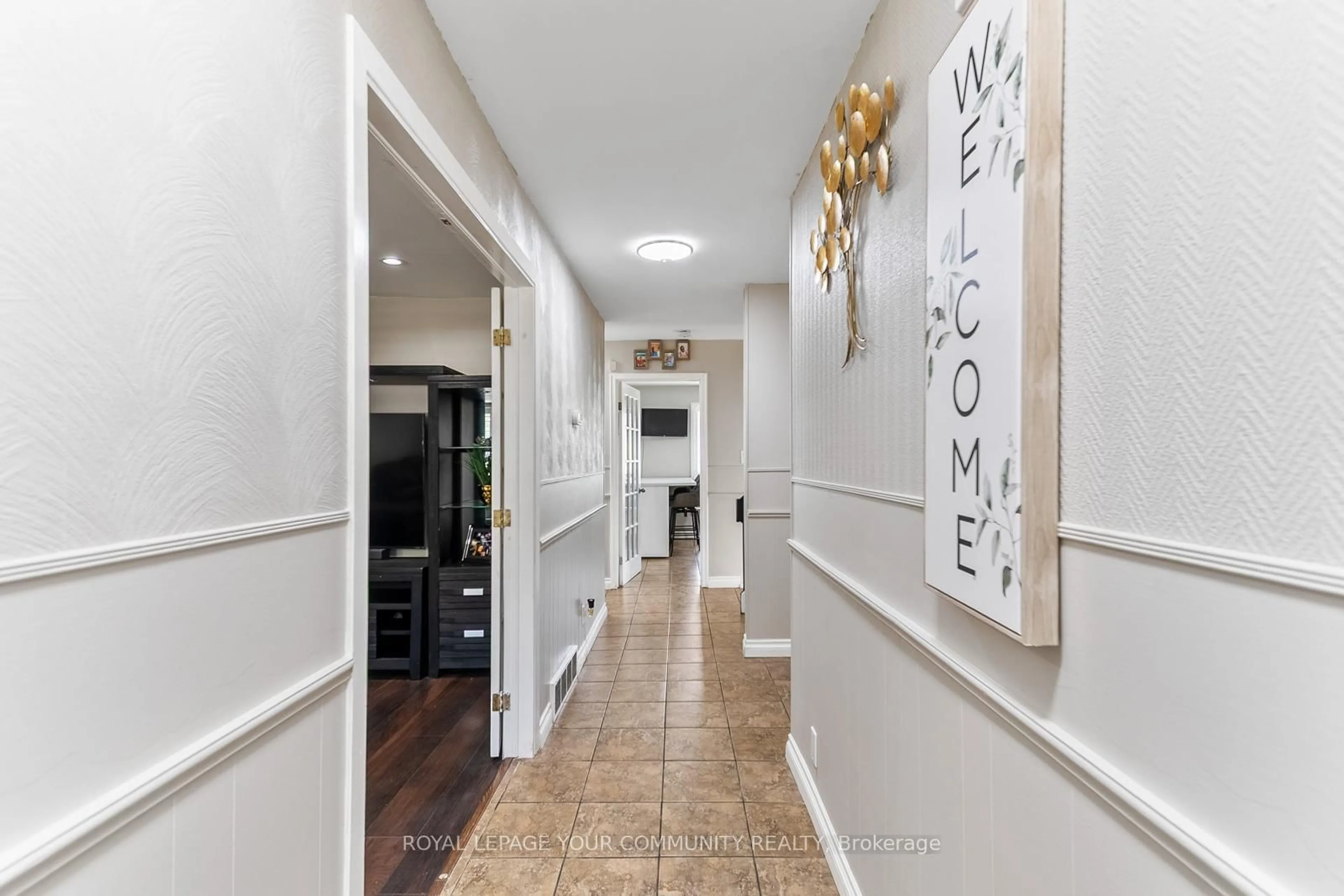 Indoor foyer for 180 westheights Dr, Kitchener Ontario N2N 1J9