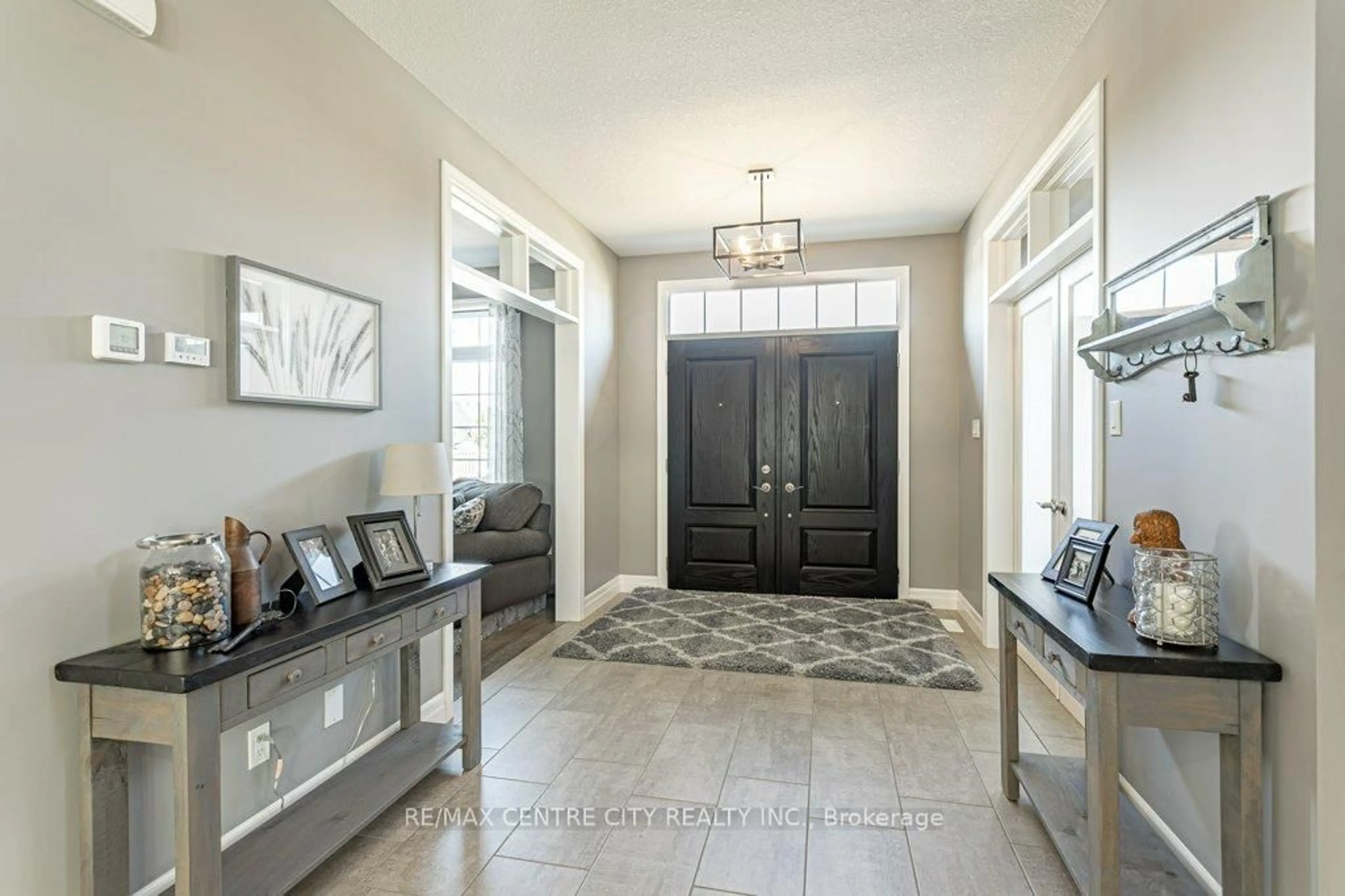 Indoor entryway for 148 Elliott Tr, Thames Centre Ontario N0M 2P0