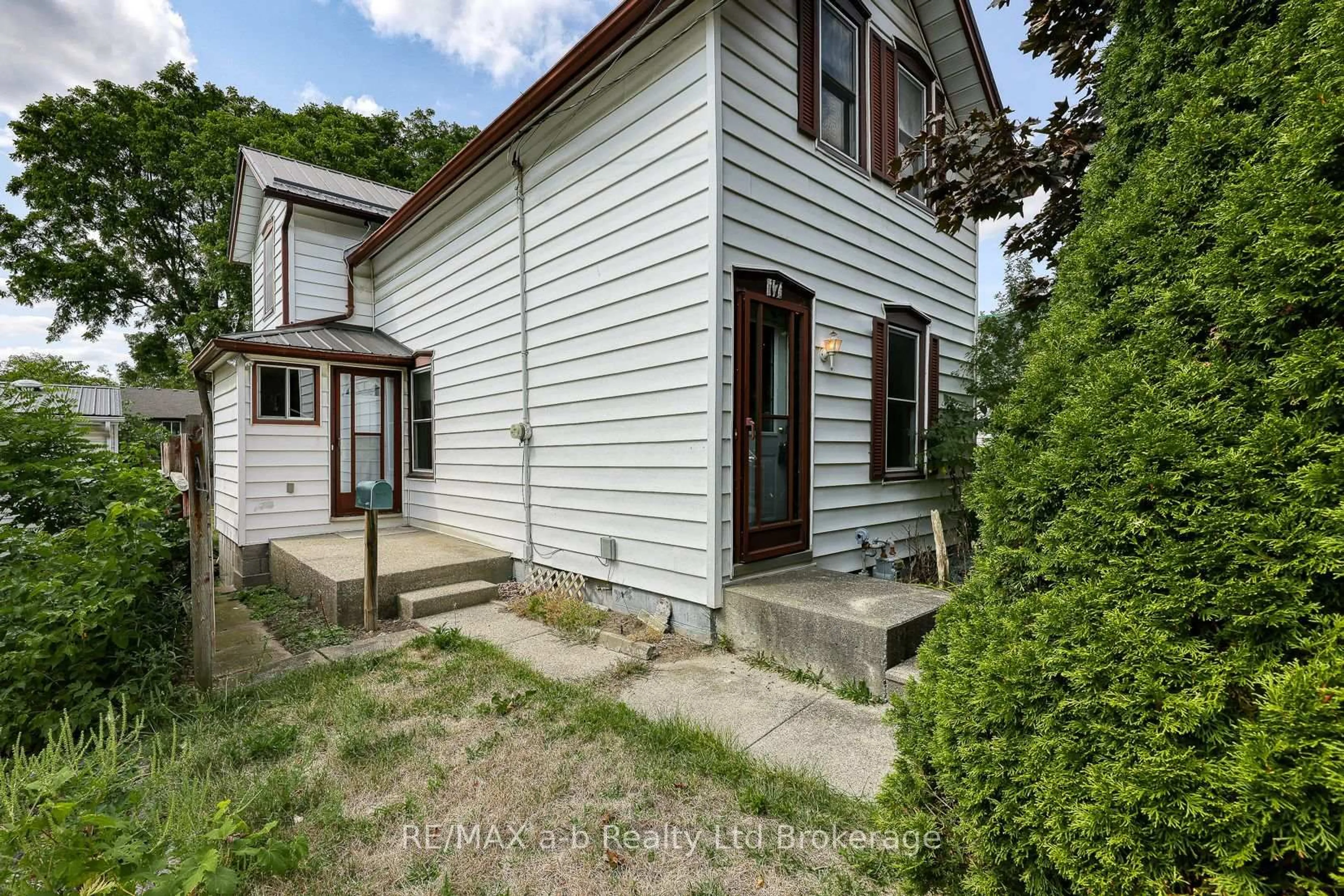 A pic from outside/outdoor area/front of a property/back of a property/a pic from drone, street for 17 Bexley St, Woodstock Ontario N4S 5X6