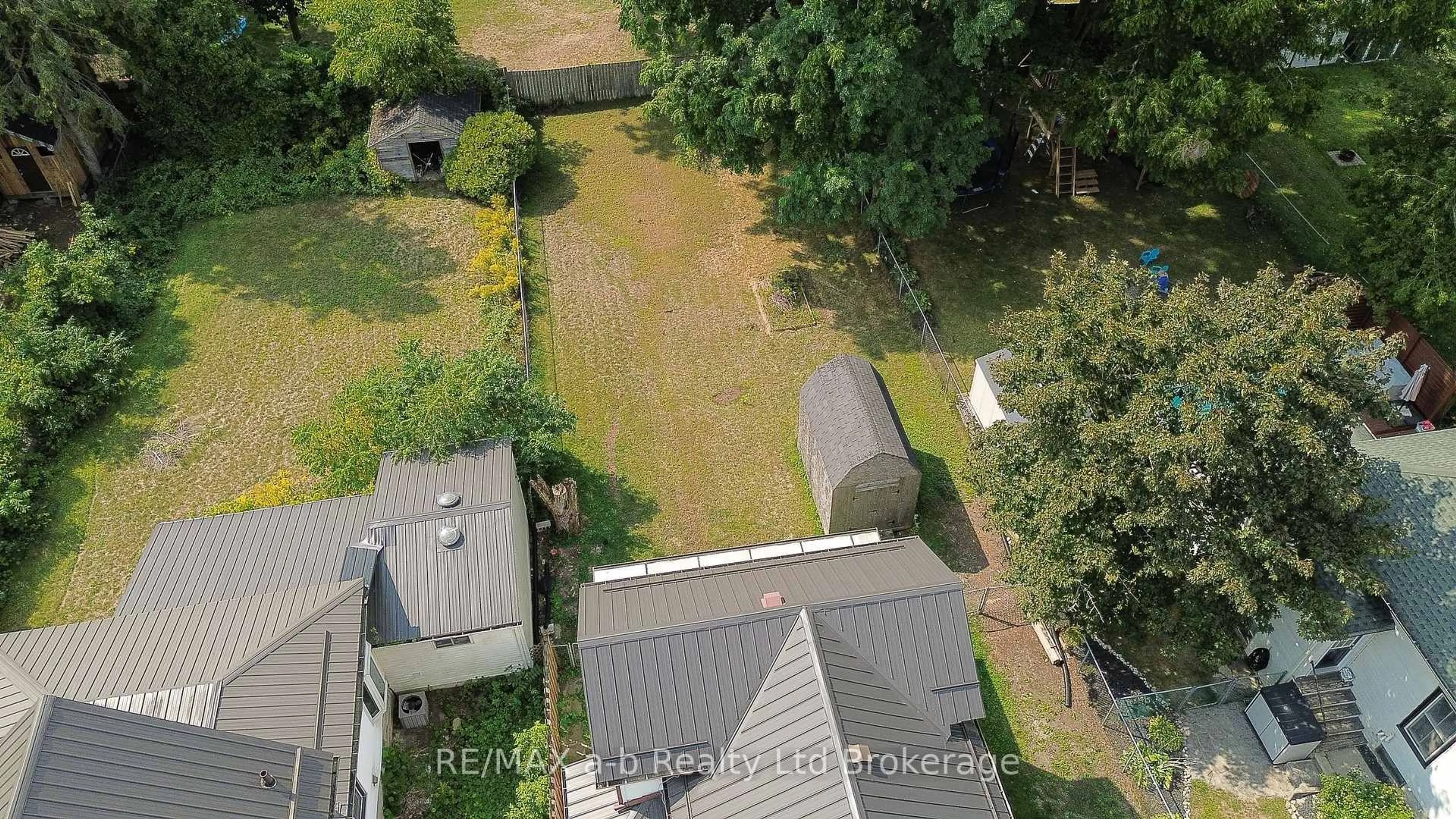 A pic from outside/outdoor area/front of a property/back of a property/a pic from drone, street for 17 Bexley St, Woodstock Ontario N4S 5X6