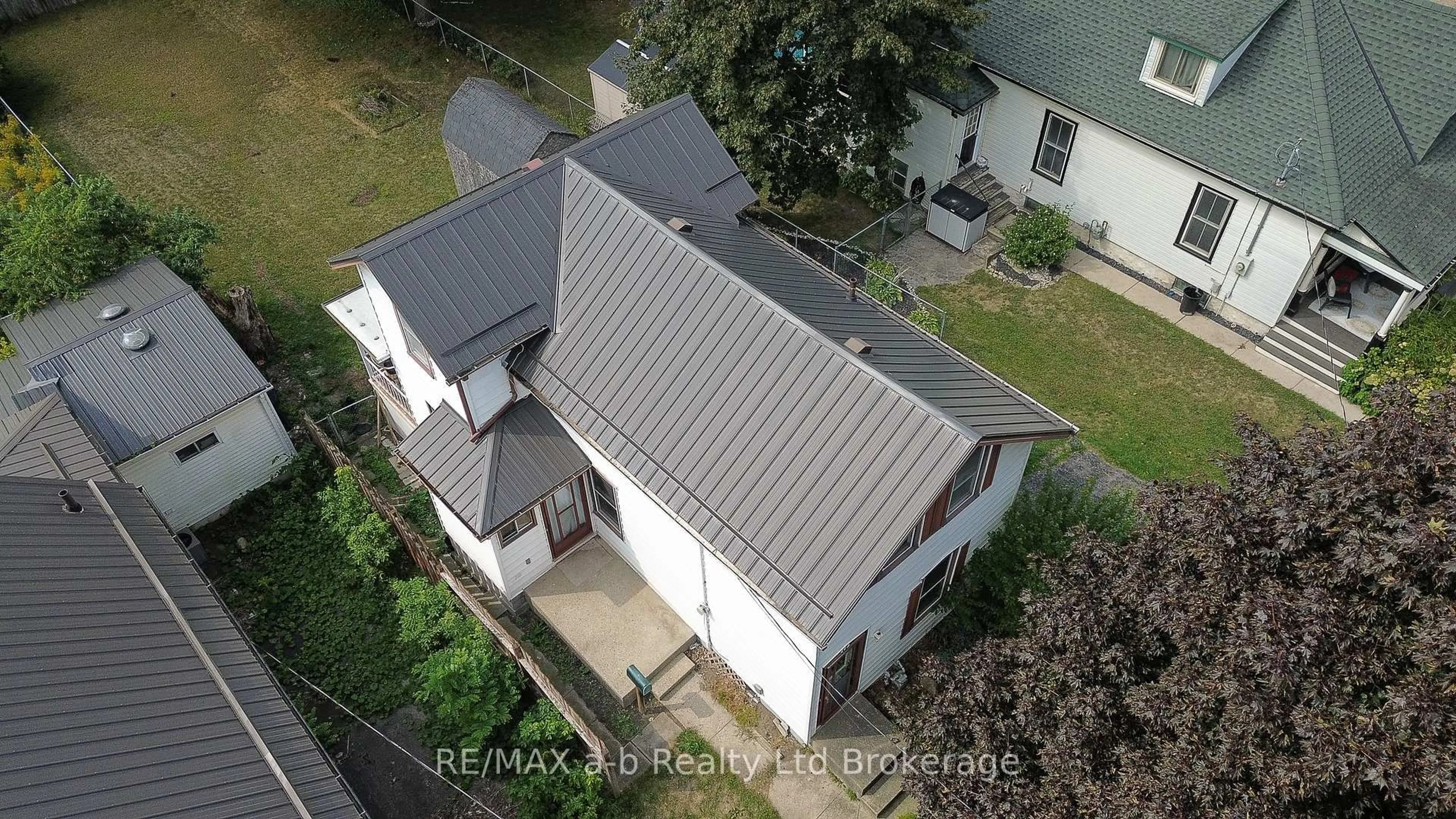 A pic from outside/outdoor area/front of a property/back of a property/a pic from drone, building for 17 Bexley St, Woodstock Ontario N4S 5X6