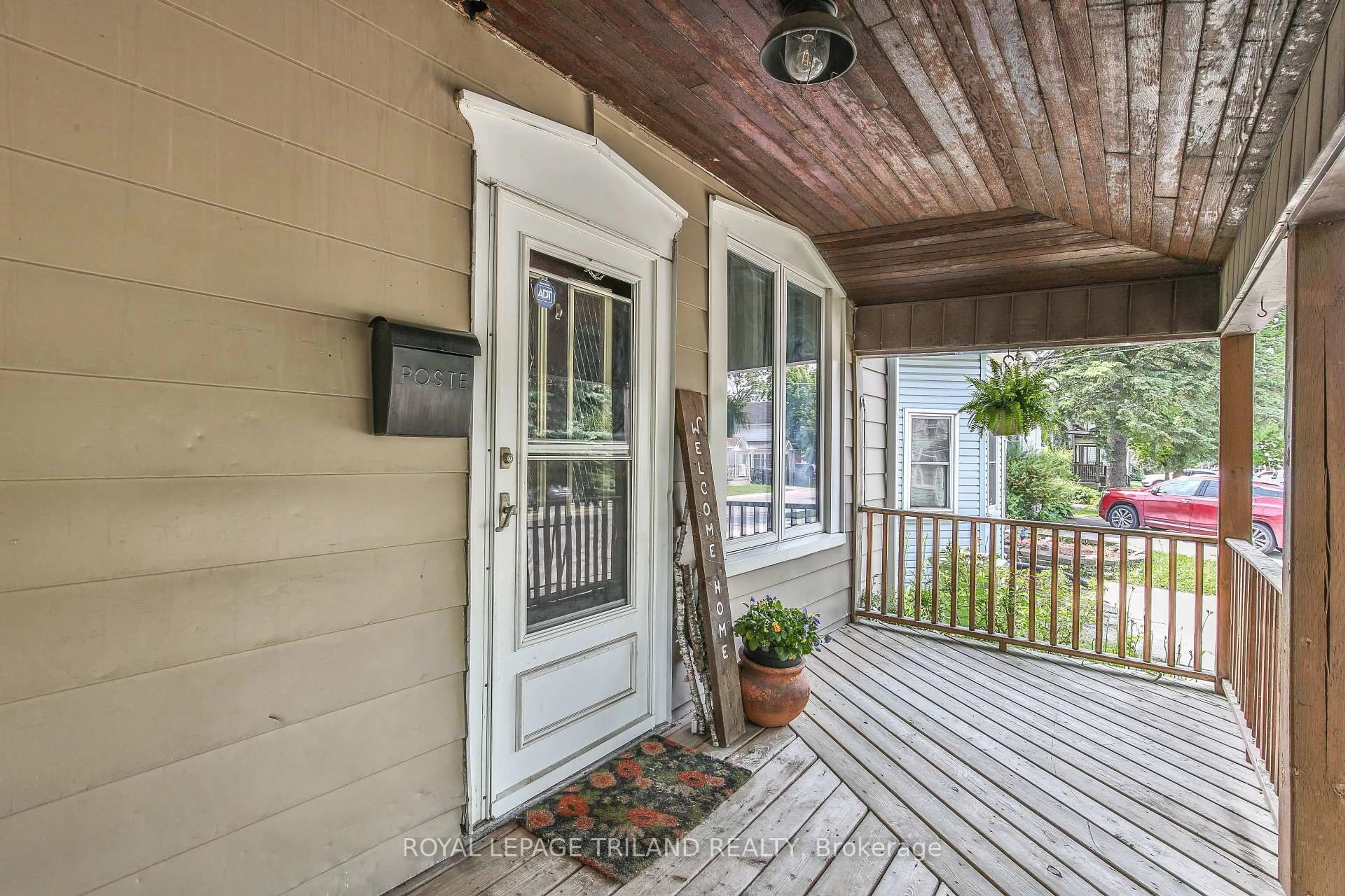 Indoor entryway for 83 Flora St, St. Thomas Ontario N5P 2X7