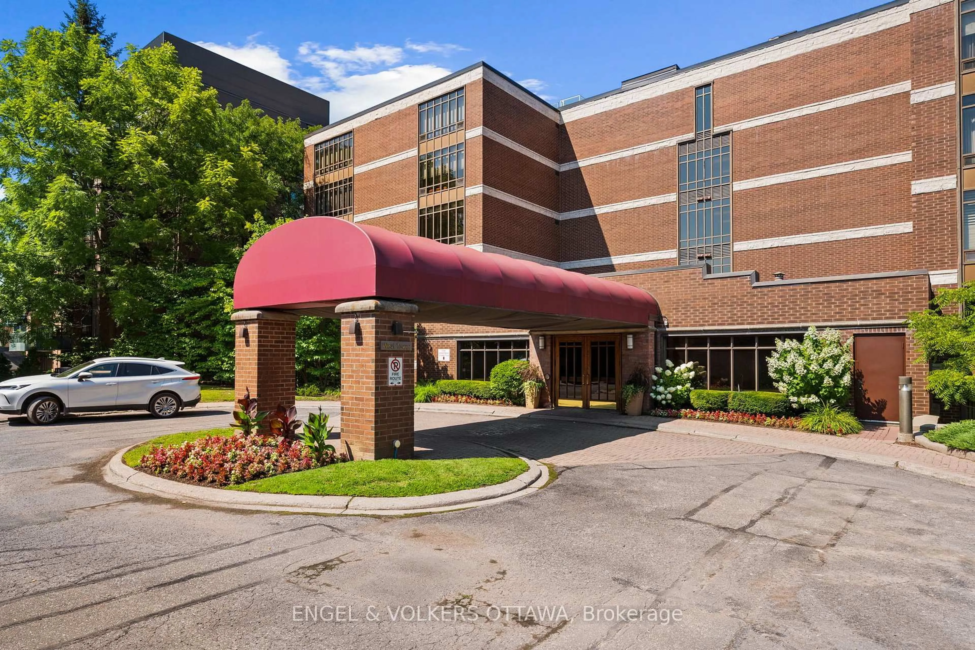 Indoor foyer for 111 Echo Dr #406, Ottawa Ontario K1S 5K8