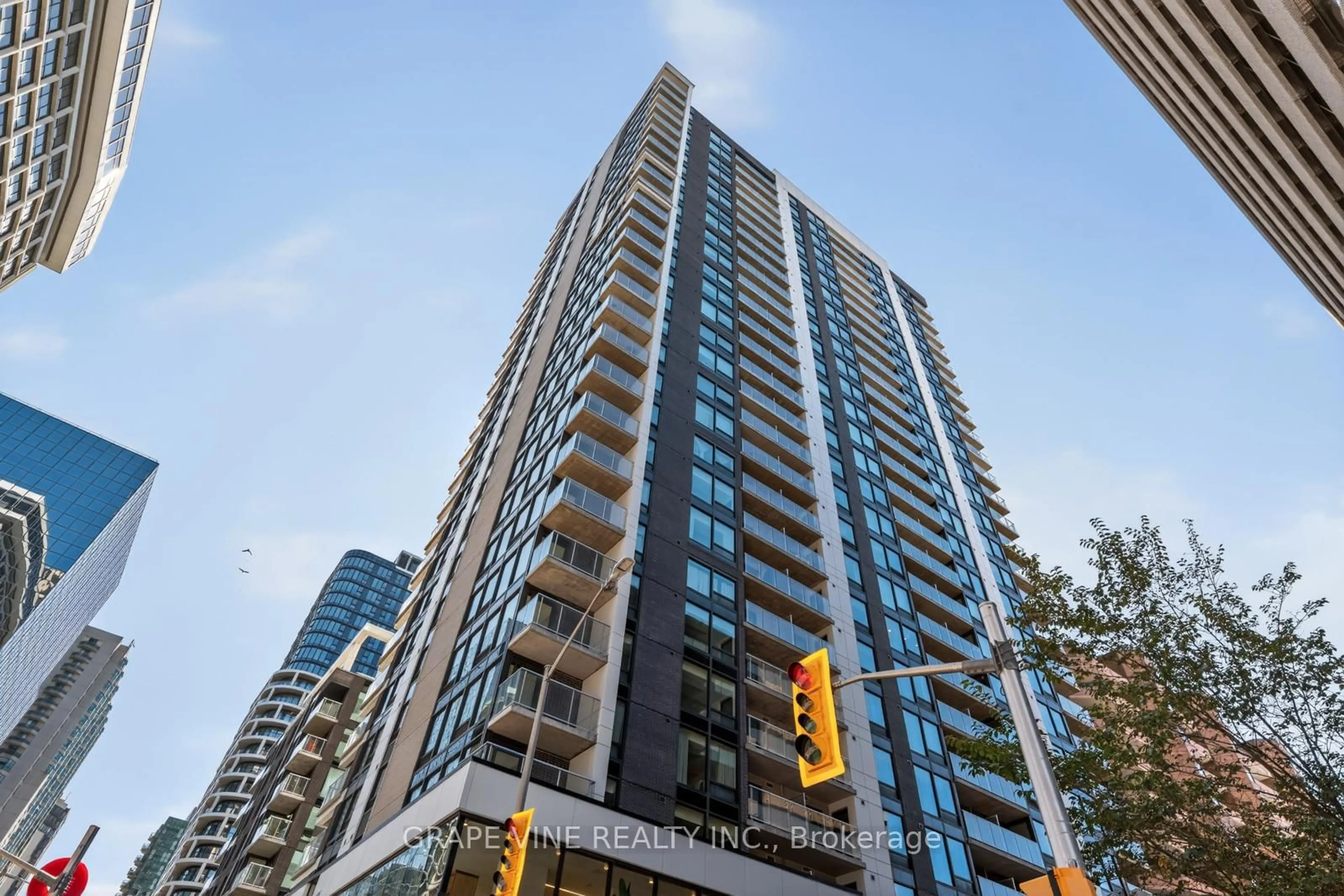 Patio, building for 340 Queen St #501, Ottawa Ontario K1R 0G1