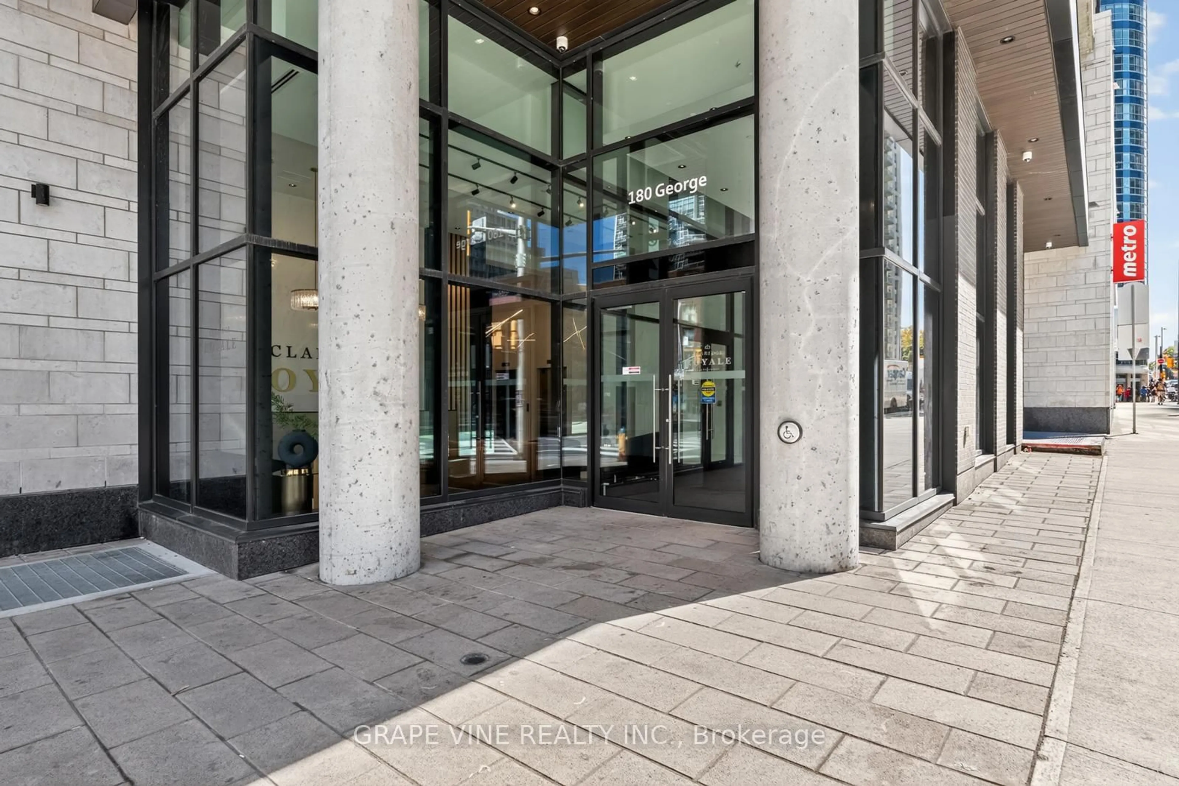 Indoor foyer for 180 George St #601, Ottawa Ontario K1N 0G8