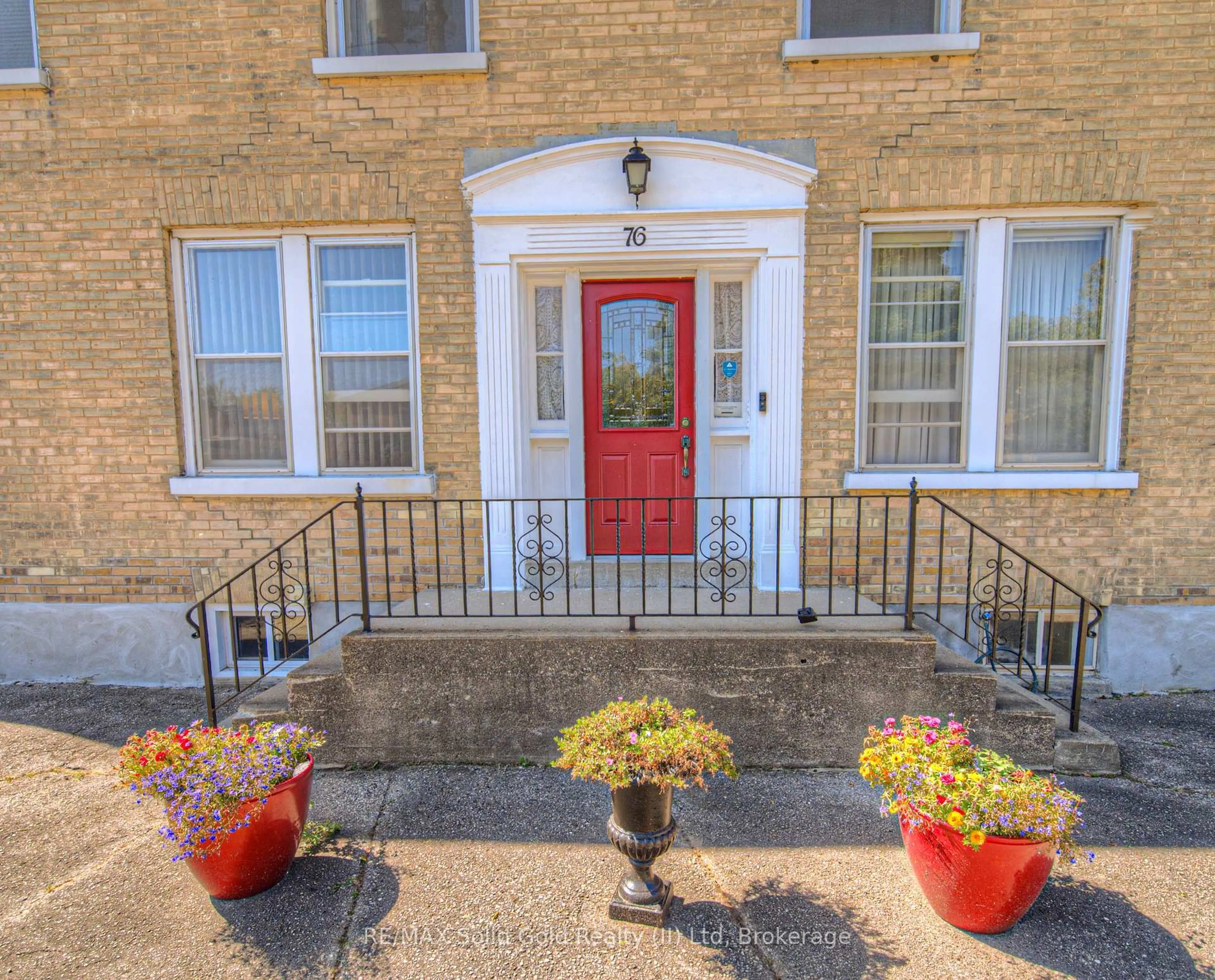 Indoor entryway for 76 Roseview Ave, Cambridge Ontario N1R 4A7