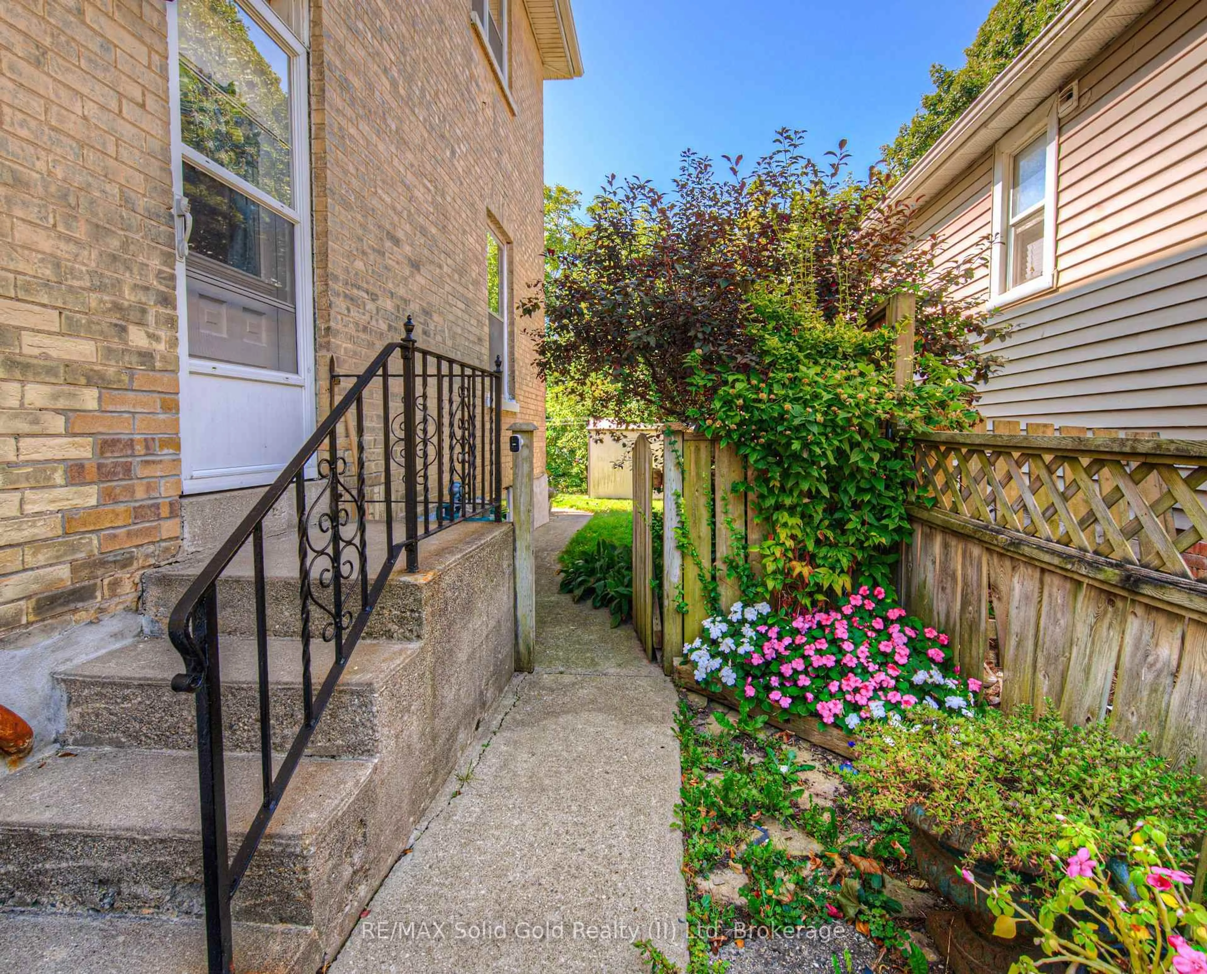 Patio, street for 76 Roseview Ave, Cambridge Ontario N1R 4A7