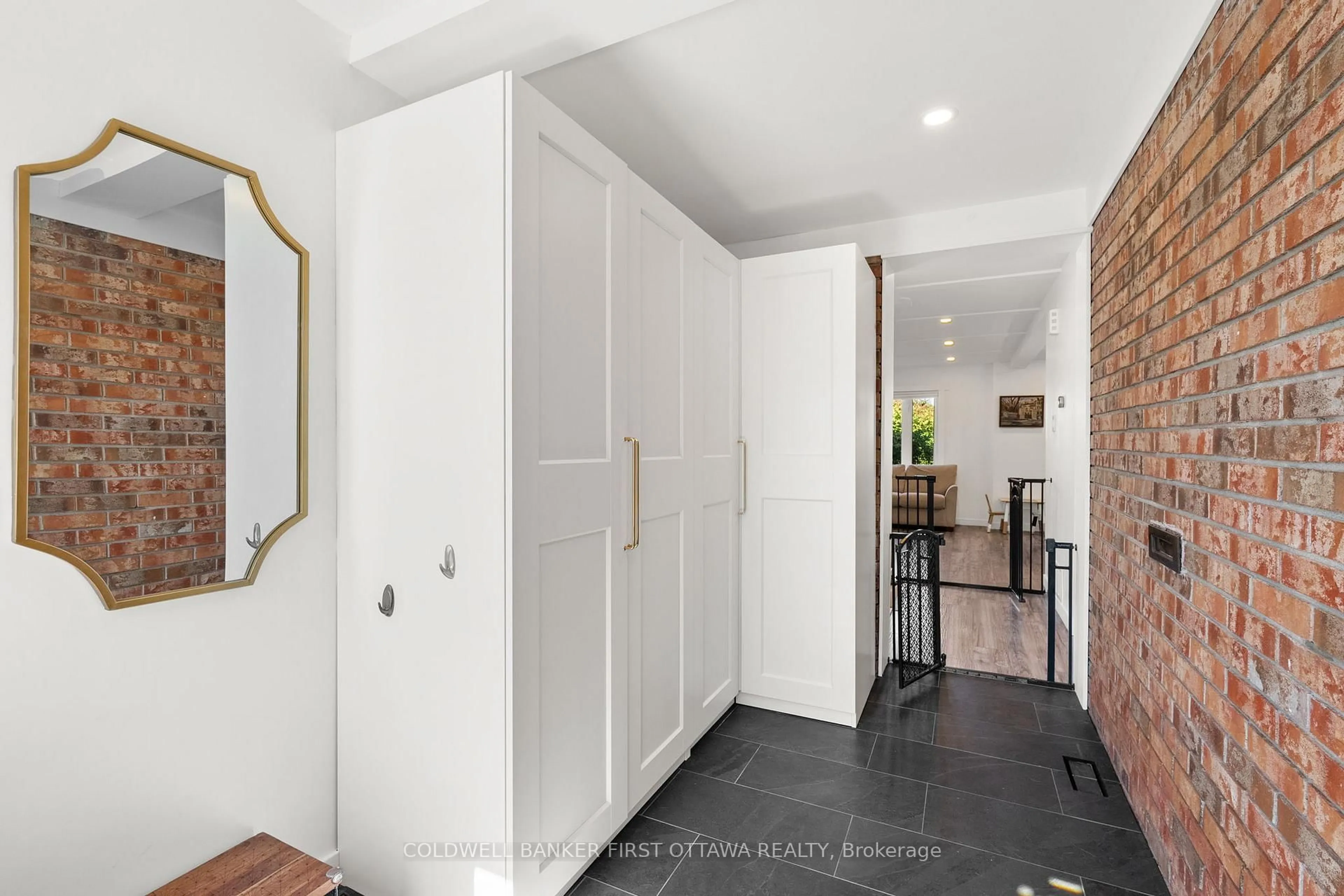 Indoor entryway for 109 Borga Cres, Ottawa Ontario K1T 2E1